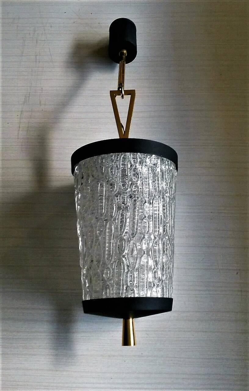 Very elegant French Mid-Century Modern style pendant in lacquered and blackened matte metal, brass and a thick beautiful special glass in Murano style.
by Arlus, France, circa 1950.

In a general very good condition, the electric part has been