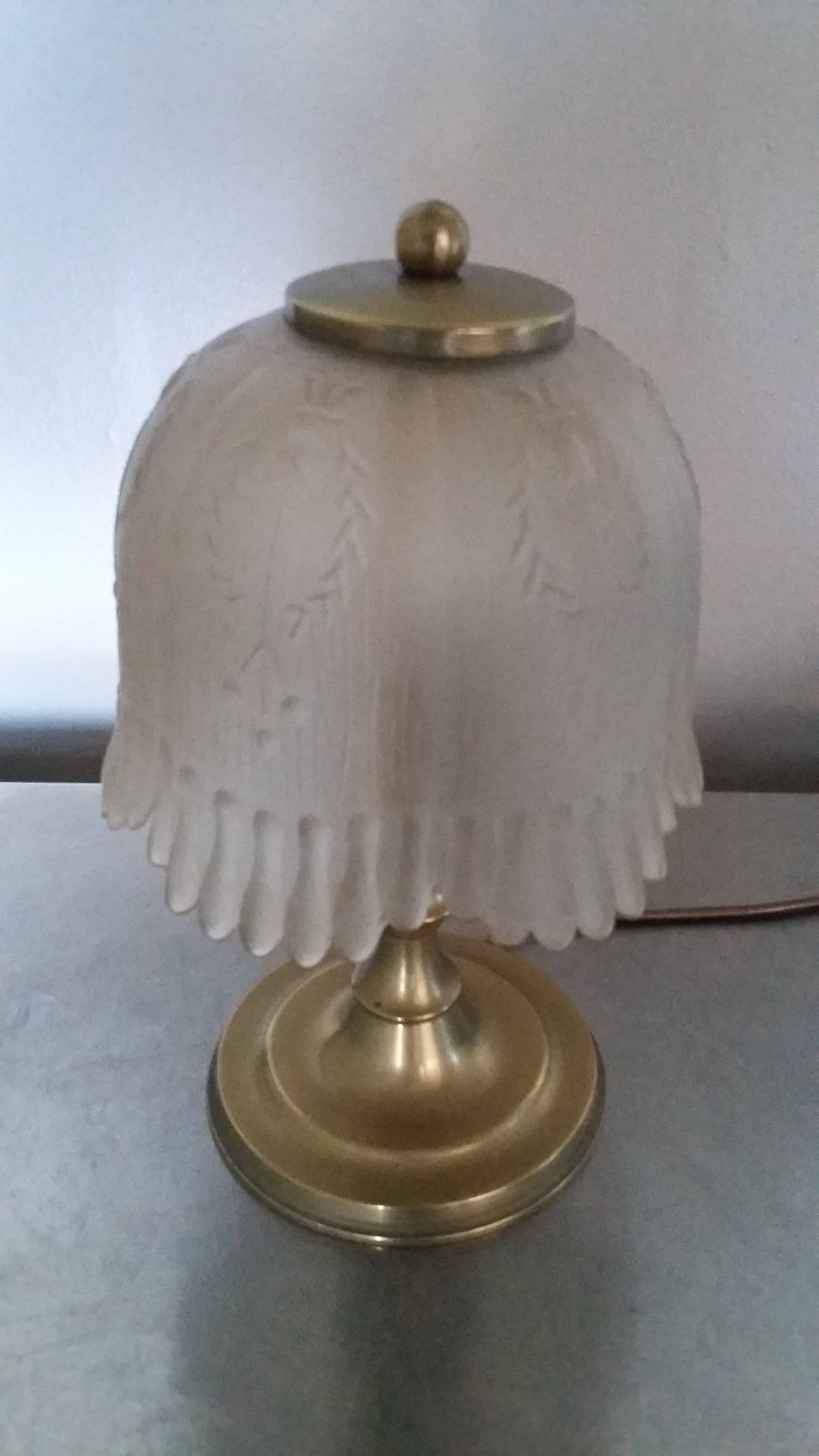 Charming French table lamp made in bass and a tulip cloche lampshade in molded glass with geometric decoration. In a very good original general condition, the electric part has been checked and it's working perfectly .

Weight: 1.1 kg.