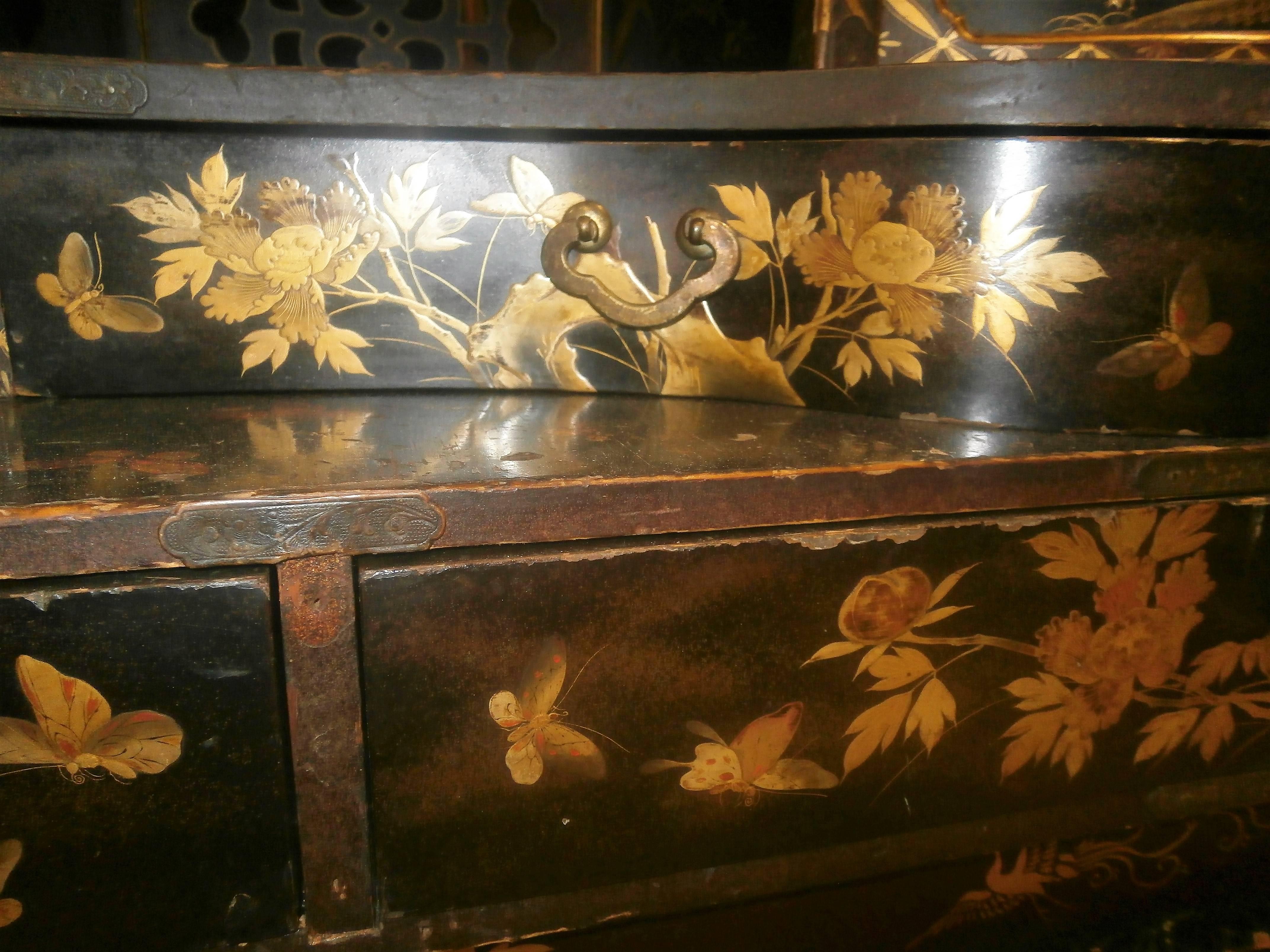 Unique 19th Century Japanese Gold and Lacquered Cabinet In Good Condition In Paris, FR