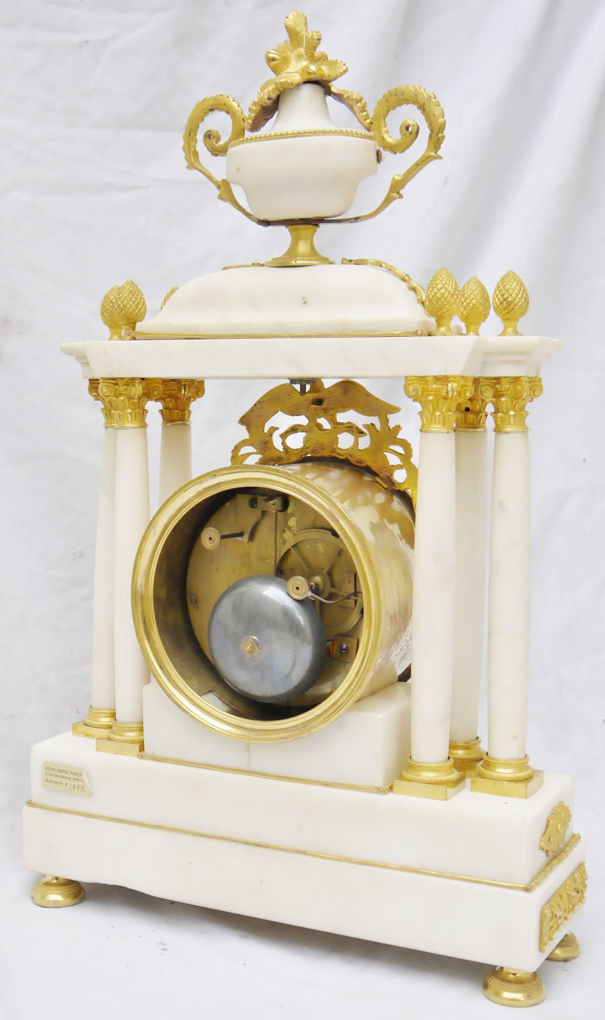 Superb French Louis XVI White Carrara Marble and Gilt Bronze Table Clock In Excellent Condition In Paris, FR