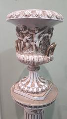 Capodimonte Porcelain Pedestal Column and Medicis Style Vase Cachepot, Italie