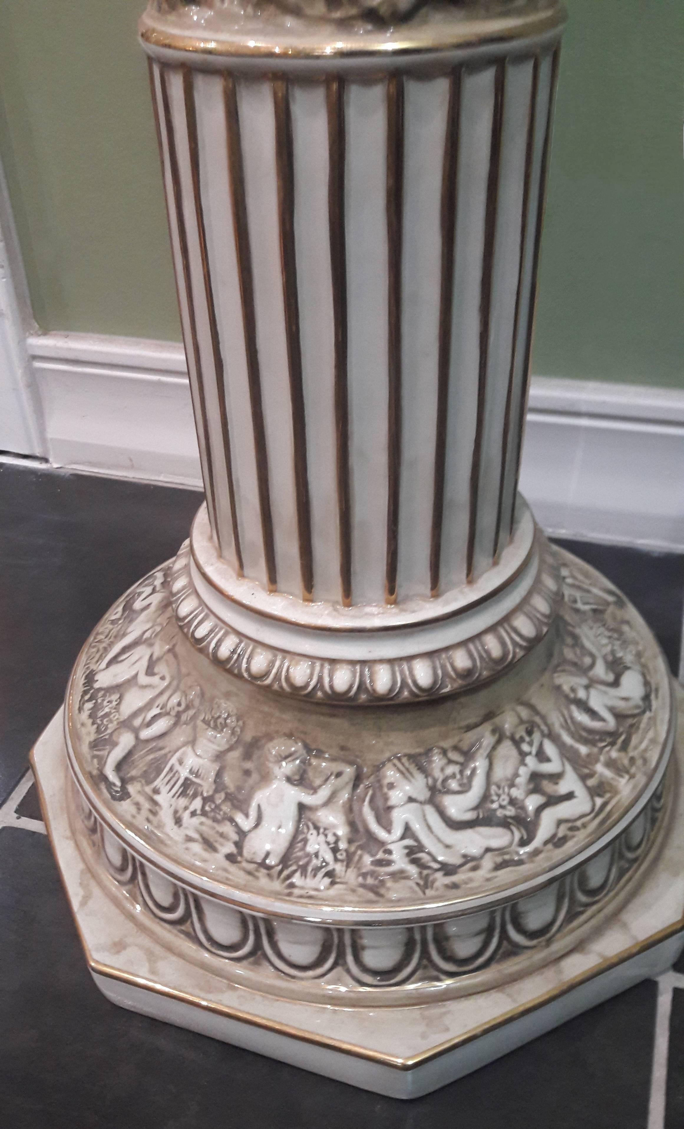Capodimonte Porzellansäule und Vase im Medici-Stil Übertopf:: Italien (Italienisch)
