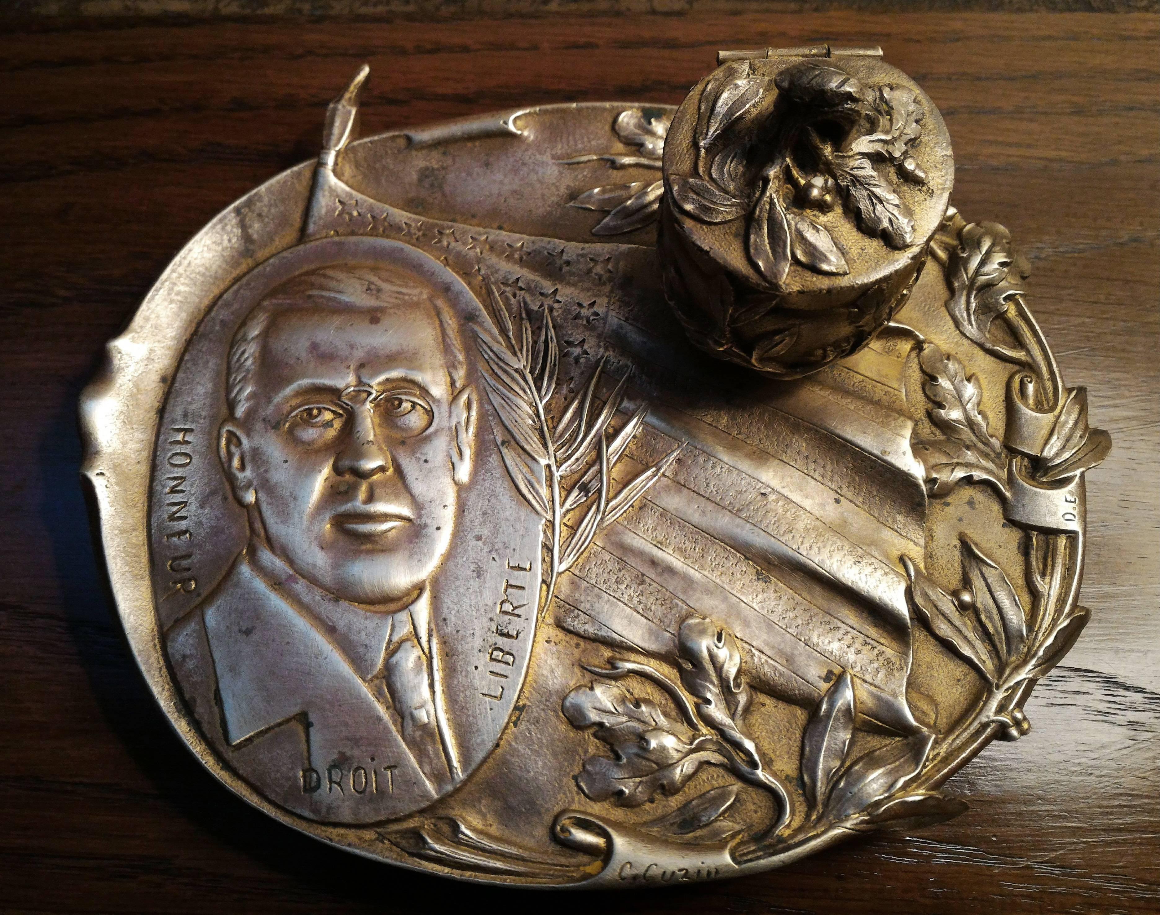 Rare, one of a kind.

This unique Art Nouveau bronze inkwell, signed by Cuzin, circa 1918 

representing USA President Tommy Wilson ( 28th USA President from 1913 to 1921). 

This inkwell celebrates the strength and the friendship between USA