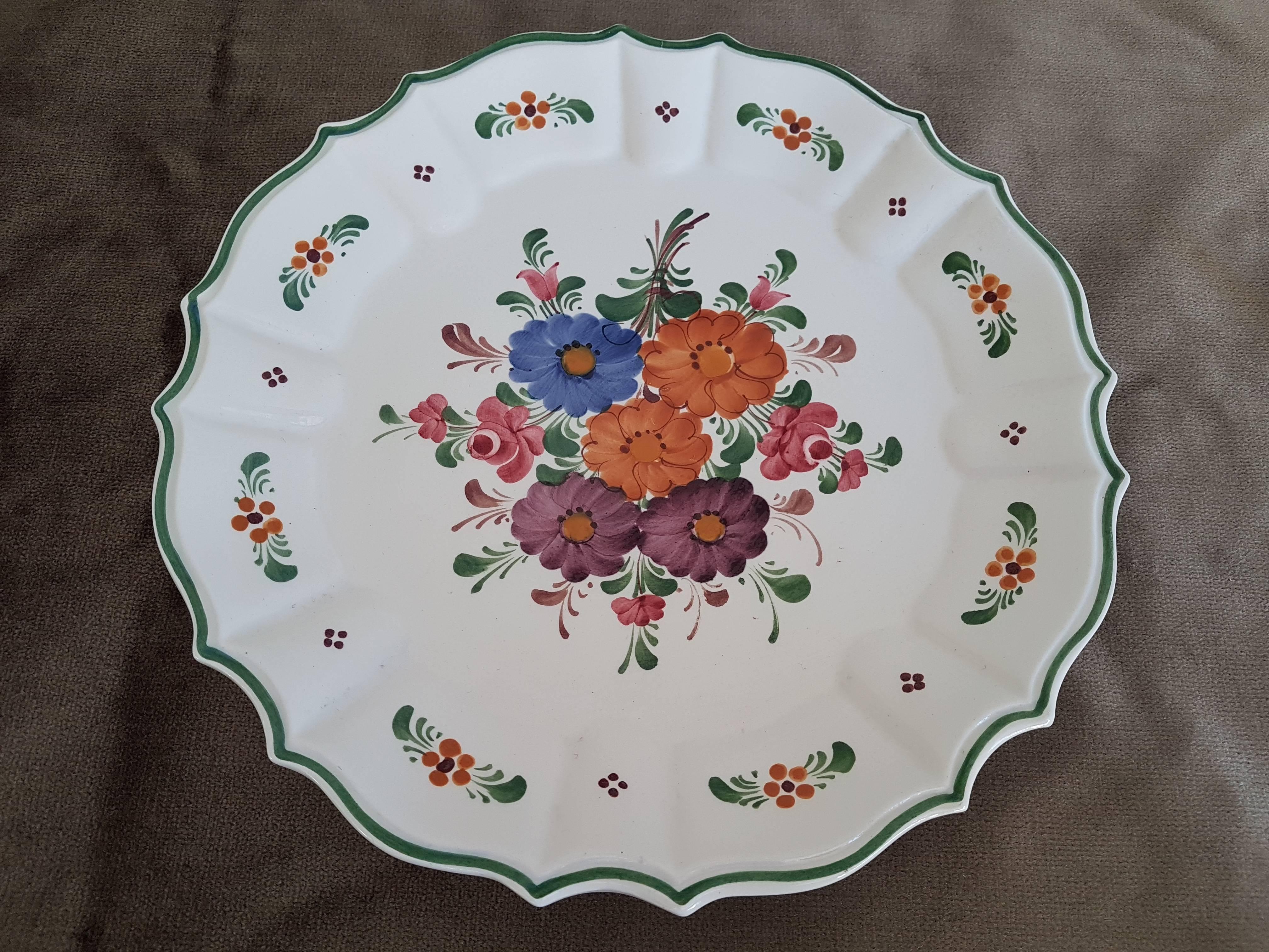 Set of three romantic Austrian Tyrol ceramic, country mountainside decorative plates. With floral motifs and gilt wall hangers with lion feet, ready to hang.
Hand painted, signed by Wechsler Tyrol and numbered by Austrian
Measures: One plate 26