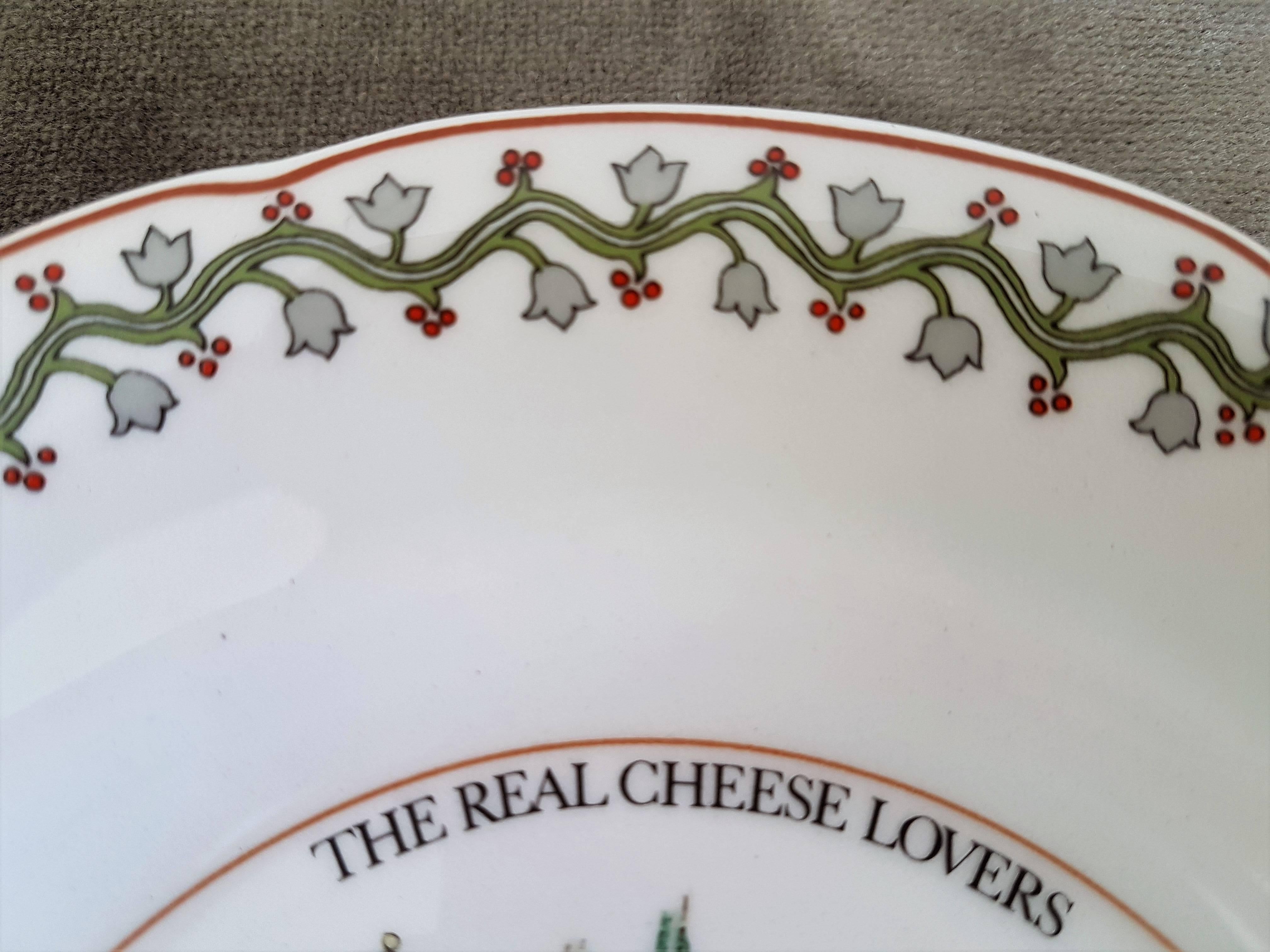 Charming six cheese  dishes signed by Gien, France.

Dishes diameter 20 cm each.
Sold by 6 itens. Not 7.
 