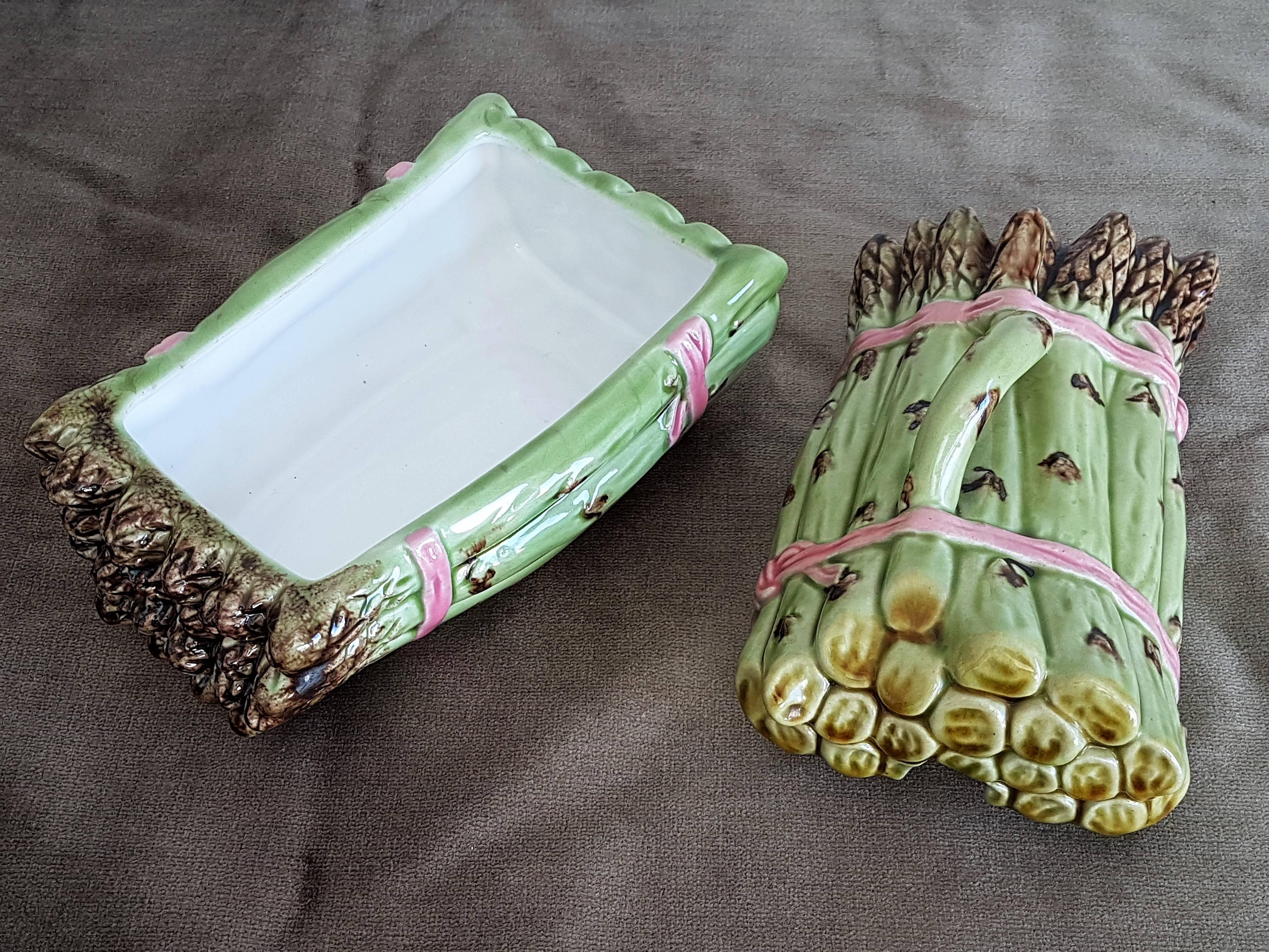 Green asparagus serving platter and cober top beautifully decorated by a pink rose ribbon in Barbotine ceramic in a excellent condition.
France.
