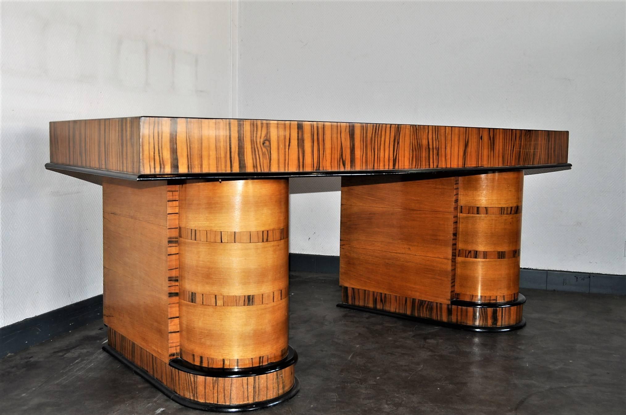 Rare and gorgeous original French Art Deco office set attributed to André Domin (1883-1962) and Marcel Genevriere (1885-1967).
Composed by four items:
An impressive large size writing desk table in Macassar wood, blackened glass top, three drawers