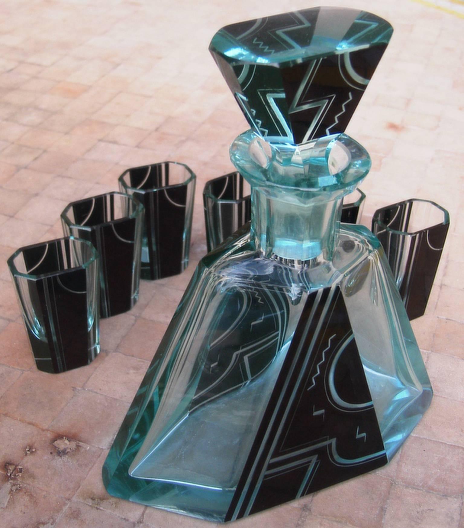 French Art Deco liqueur crystal set, one bottle and six glasses in a great geometric style and decor.
France, circa 1925.