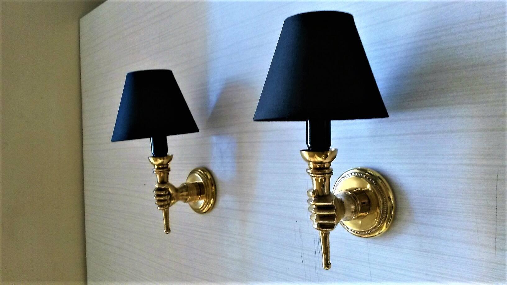 Pair of elegant golden sconces, in French neoclassical style gilt bronze, attributed to Andrè Arbus
France, 1950s
In excellent original condition, the electric part has been completely renewed ( max 40 watts each applique ). New black cotton