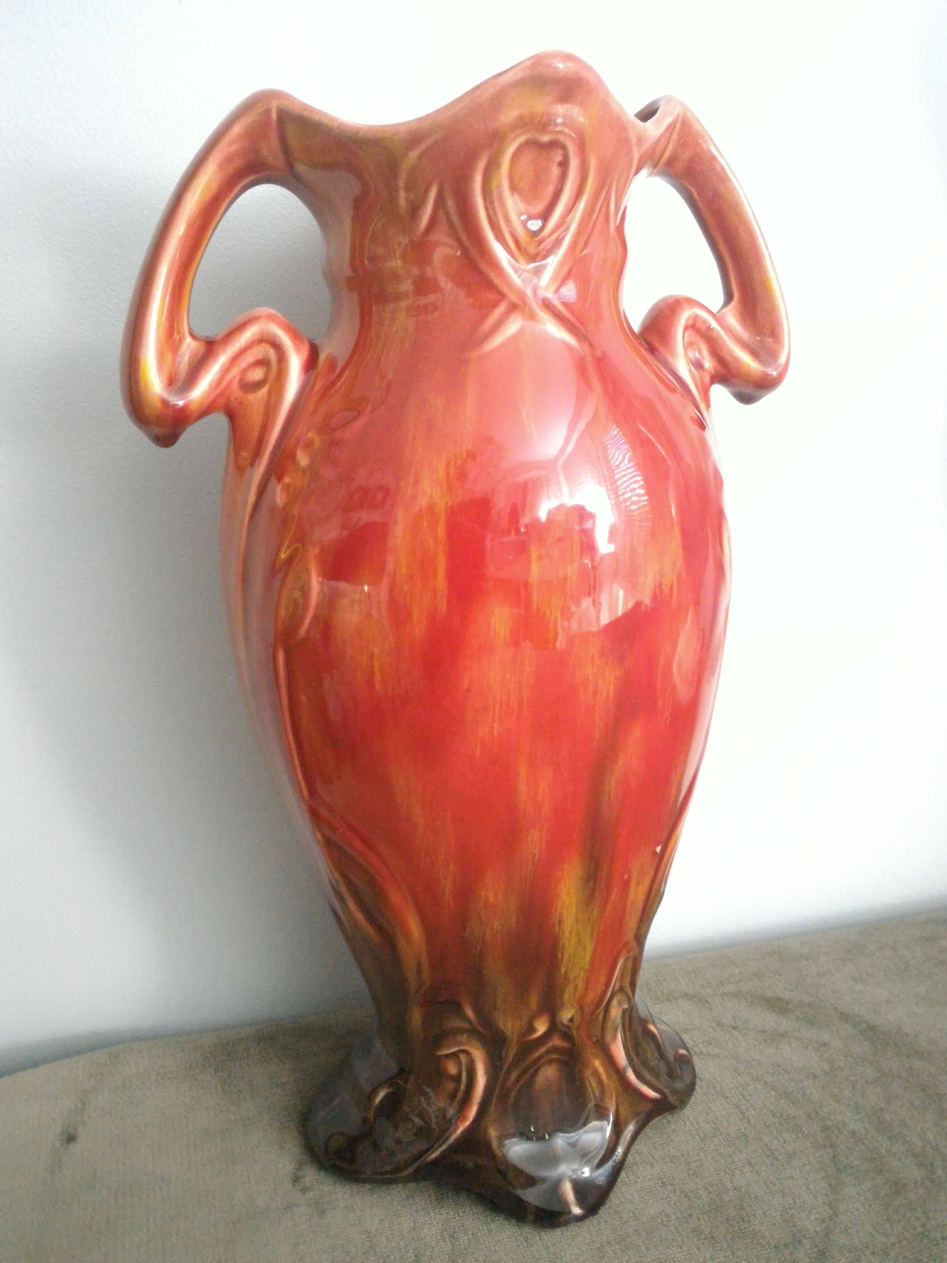 Charming and feminine Art Nouveau vase, with gorgeous decoration, handles and lines in very elegant different shades of burgundy.
In a very good condition. Numbered but the signature has faded away.