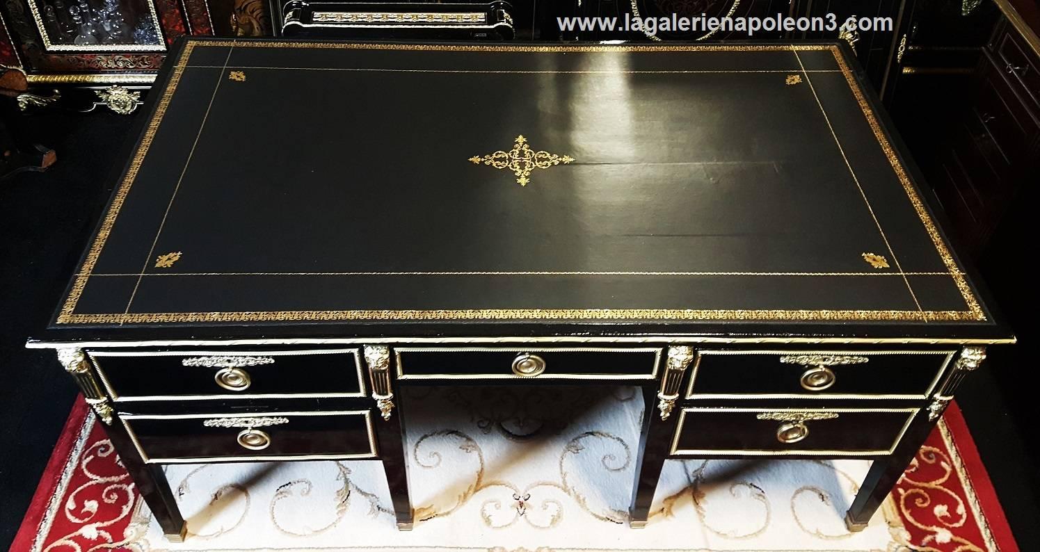 Very elegant and Impressive French Napoleon III style desk, comfortable in a large size. In blackened wood and bronze.
Important gilt bronze ornementations with eight lion heads, shields and masks, 5 drawers and top covered in a brand new leather