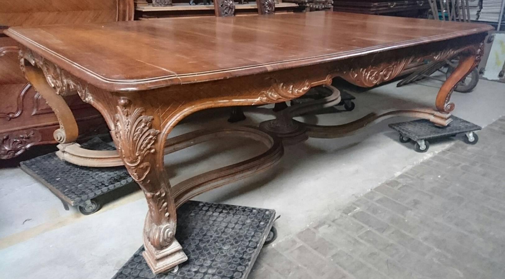 Out of a French Castle, this stunning table, made in solid walnut wood finely hand-carved decorations, and sublime lines in the elegant Regency style.
It includes 9 numbered extensions (in pine and beechwood frame) which brings the length up to