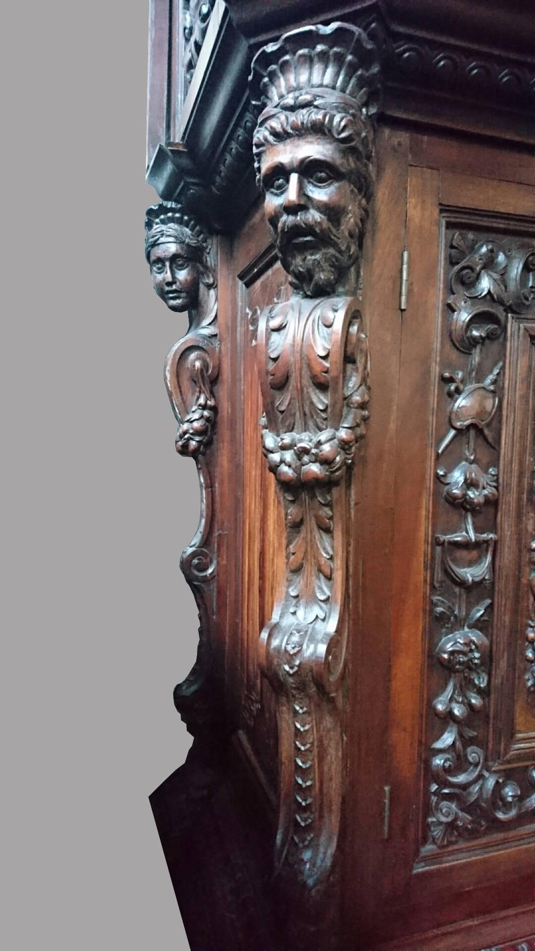 19th Century Impressive Renaissance Hand-Carved Cabinet In Good Condition In Paris, FR