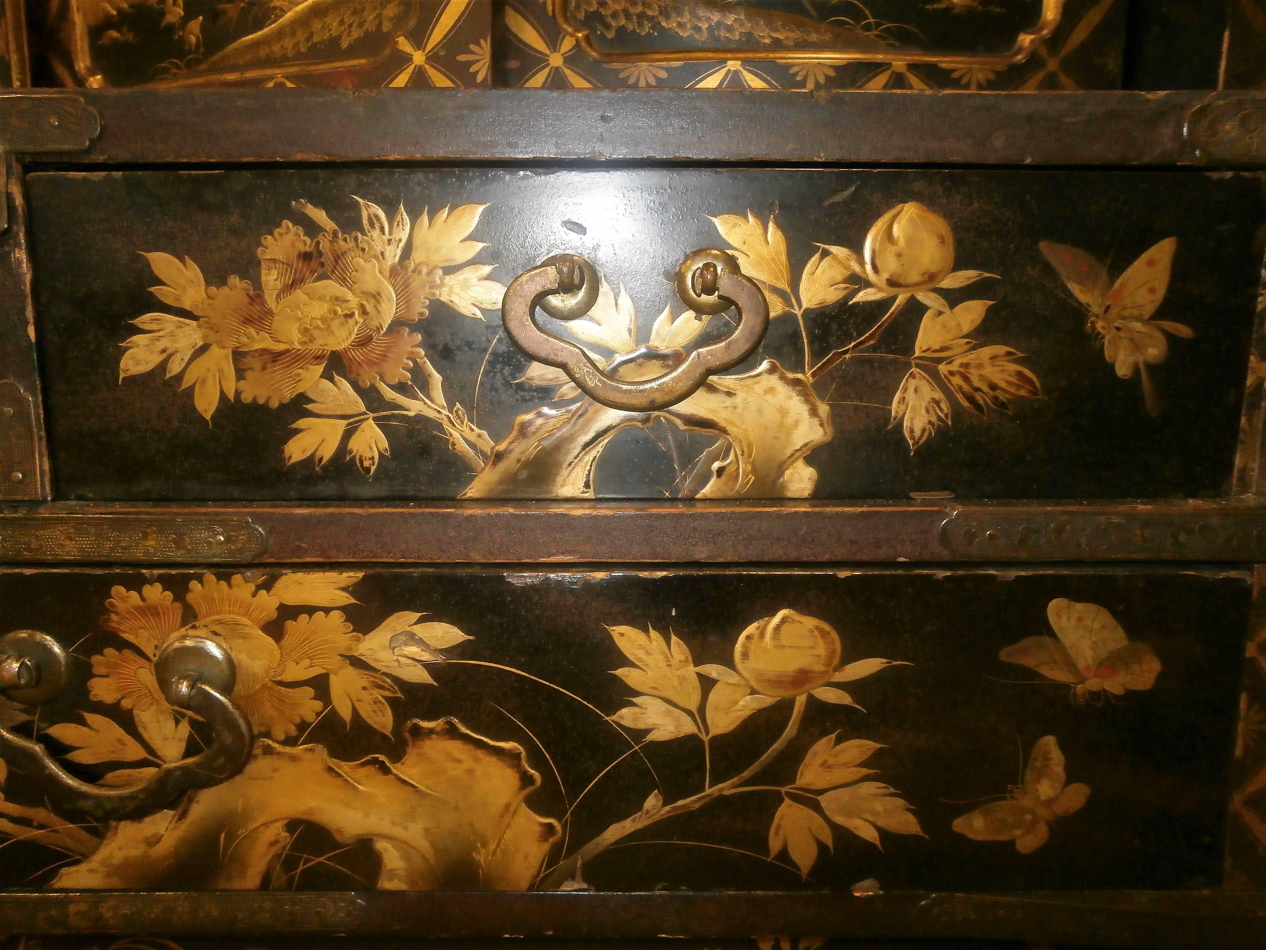 Unique 19th century Japanese cabinet, lacquered cabinet in all sides.
Decorated with the ancient Maki-e Technic using gold powder, silver powder or inlaid bronze in the ornaments even used inside the drawers, which shows the high quality of this