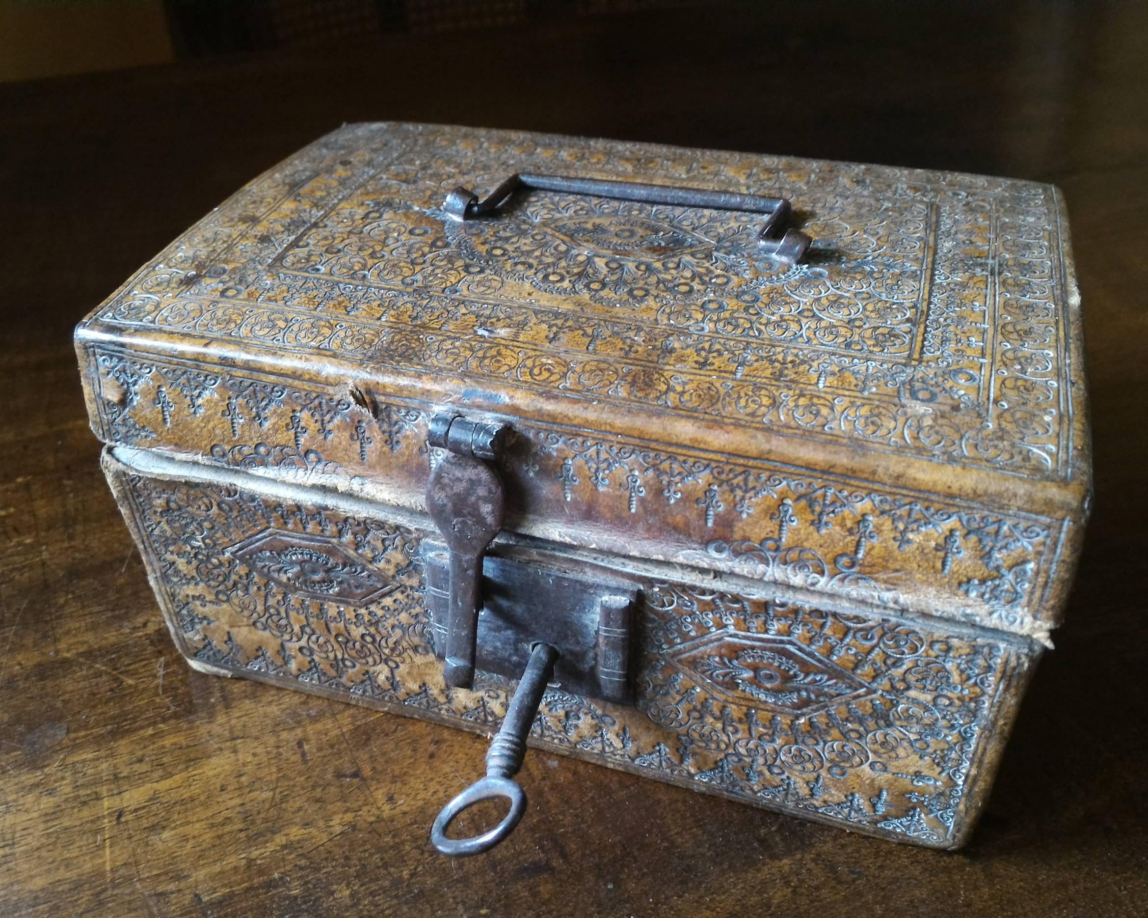 Rare and original French Medieval 17th century message mail letters box
in wood covered with embossed leather
Gorgeous original locksmithing with its functional key and handle.
    