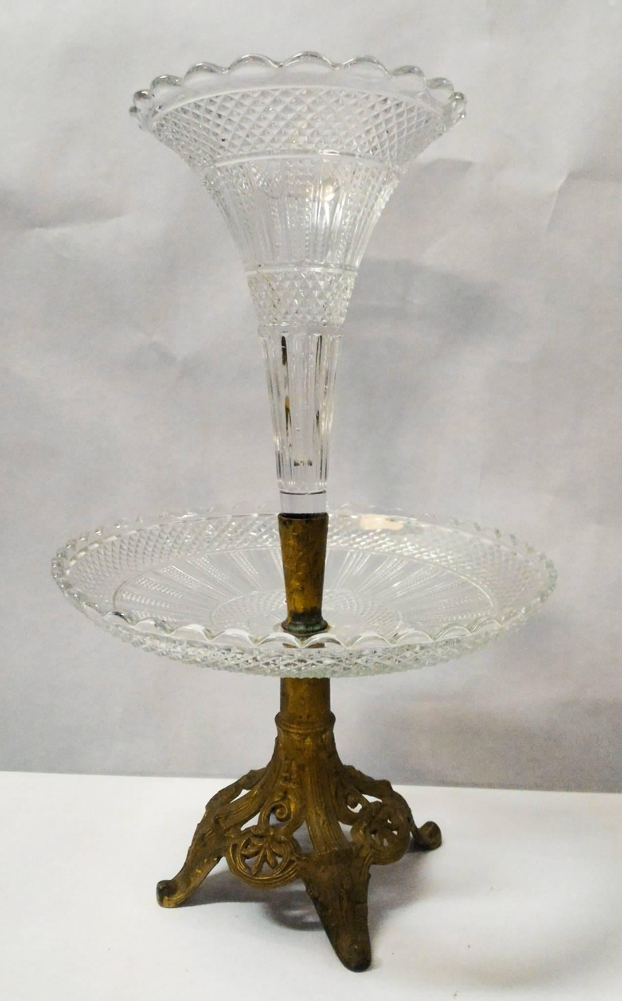 Elegant French centerpiece in crystal by Cristallerie Val St Lambert on a regulus bronze type base. Gorgeous shape.

 