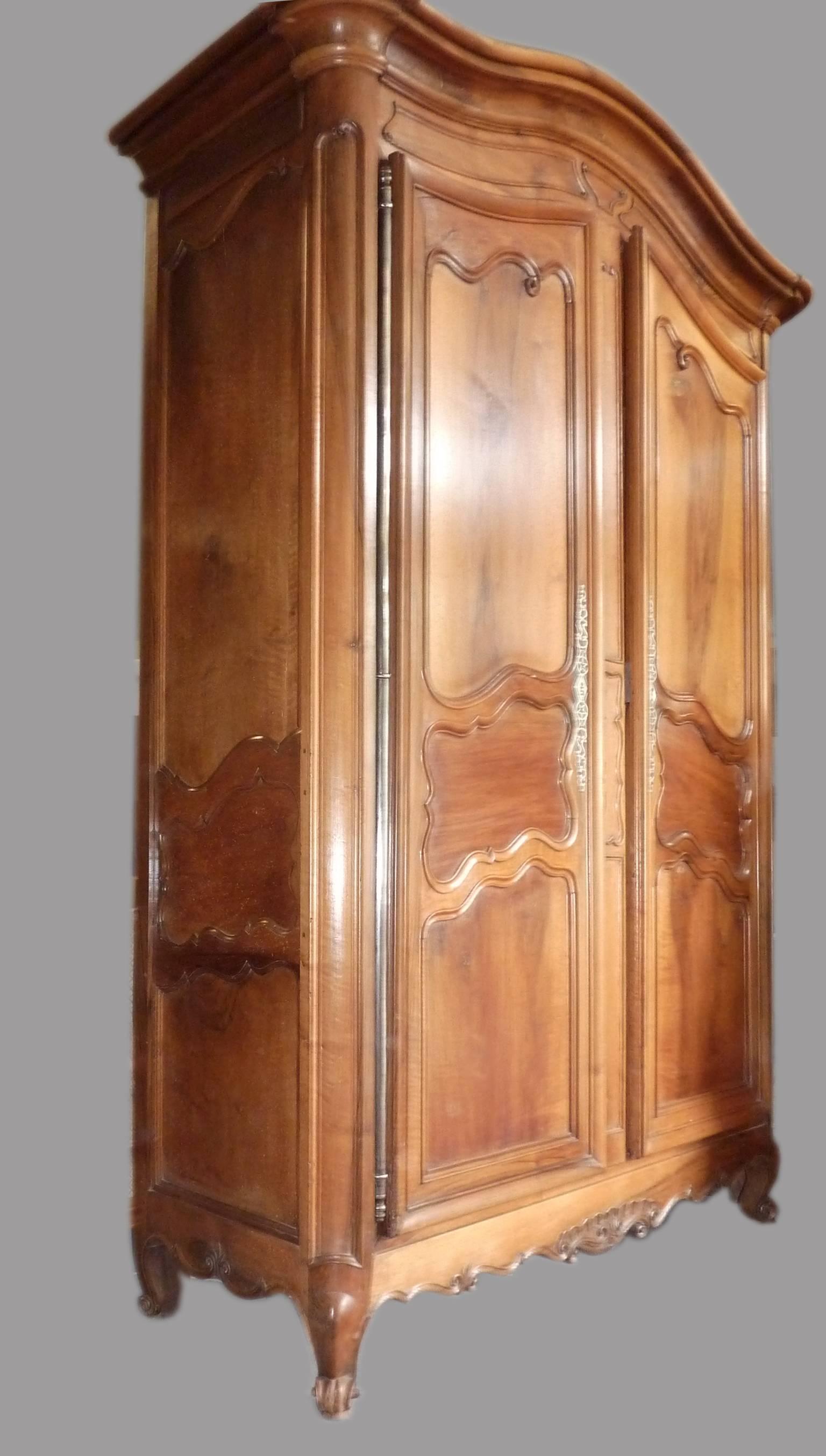 Coming from a Bordeaux castle, this very large French Wardrobe armoire in blond walnut
with impressive wrought ironwork. Gorgeous piece.
France, 18th century.