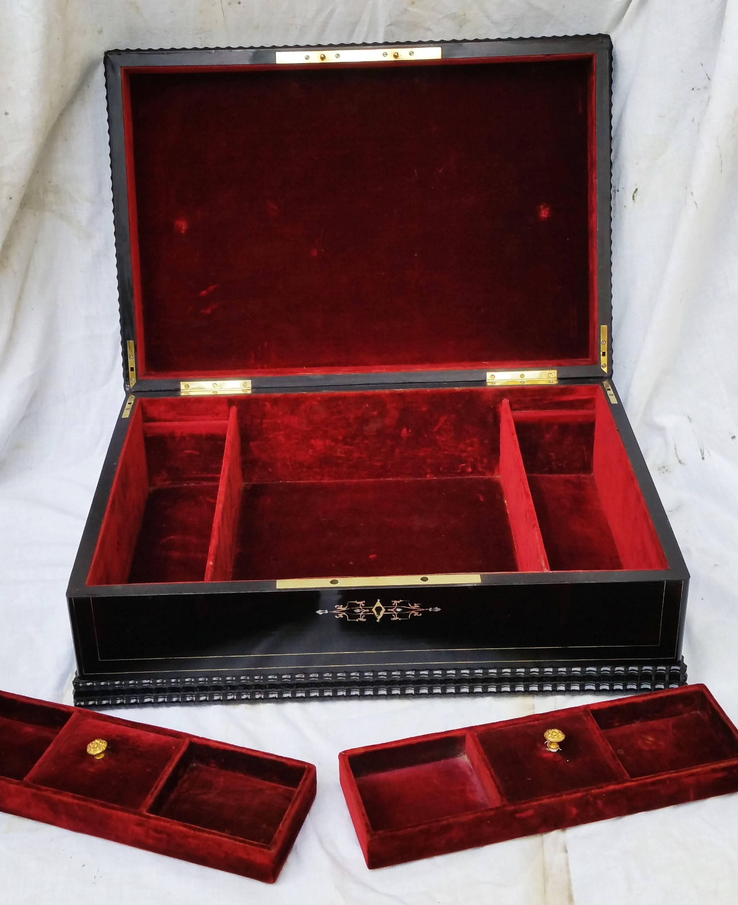 Big size elegant jewelry box in Boulle style brass, dark horn, mother-of-pearl and pewter ornaments, Napoleon III style, France, circa 1875, in an excellent general condition, totally restored.
The inside part is beautiful, fully upholstered in its