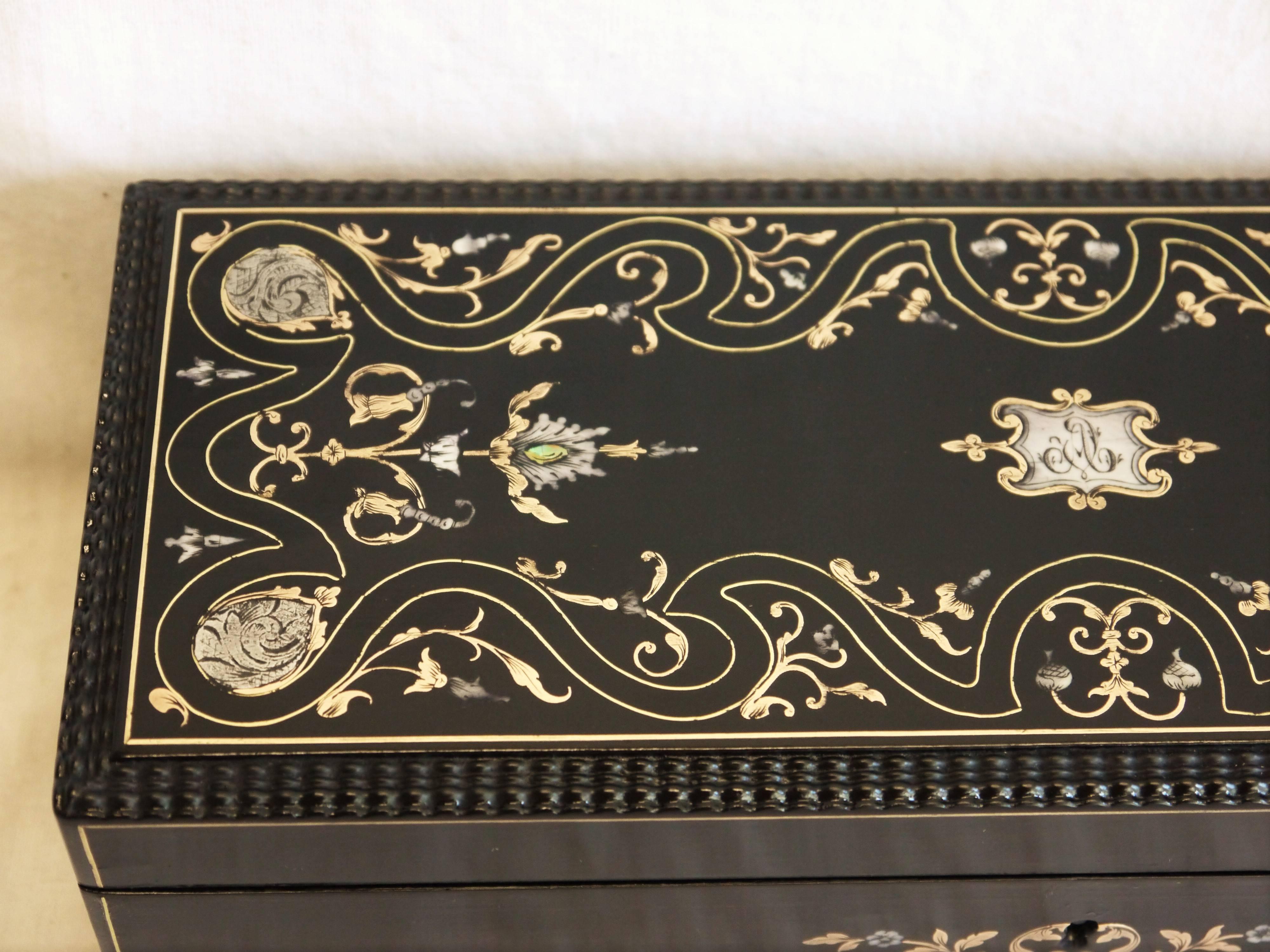 Gorgeous Napoleon III jewelry decorative box that used to be a gloves box, in Boulle style marquetry beautifully decorated in ebony, brass, pewter, bone and mother-of-pearl, France, circa 1885.
The inside part is made of gendered