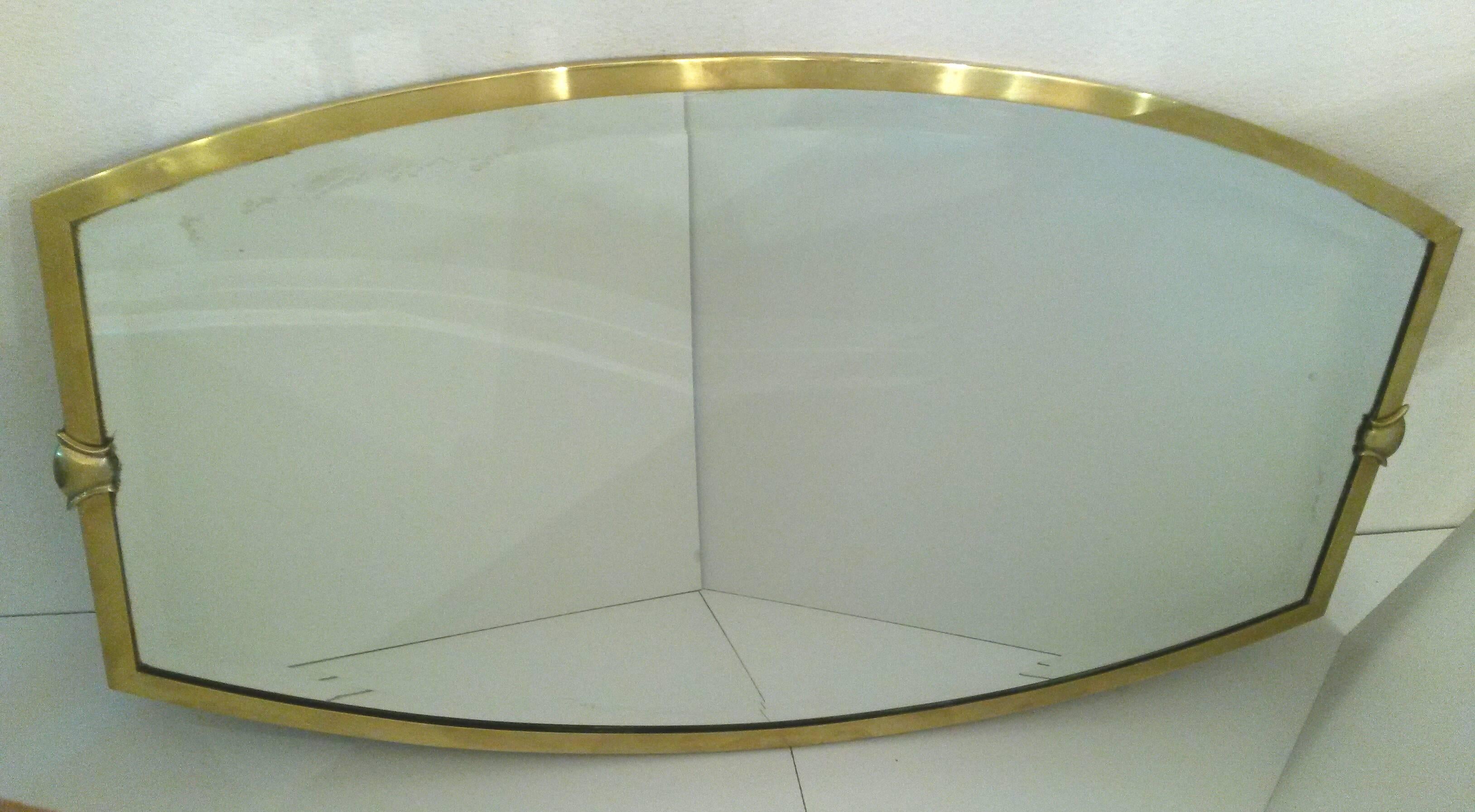 Large English art deco period 30's mirror in brass.The glass is beveled, in excellent condition without stain.

The back is made of a wood panel,  the mirror come with a brass chain to hang it.


Dimensions :

Width : 85 cm

High :  48 cm

Depth : 2
