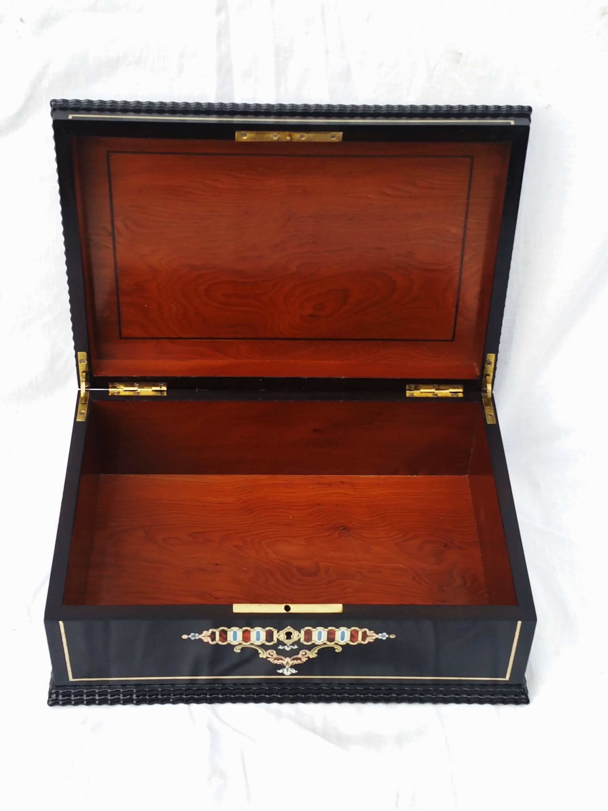 Superb jewelry box, in Boule marquetry style with five different inlaid: brass, mother-of-pearl, horn,bones. Beautiful ornaments.

Totally restored in a excellent condition.



