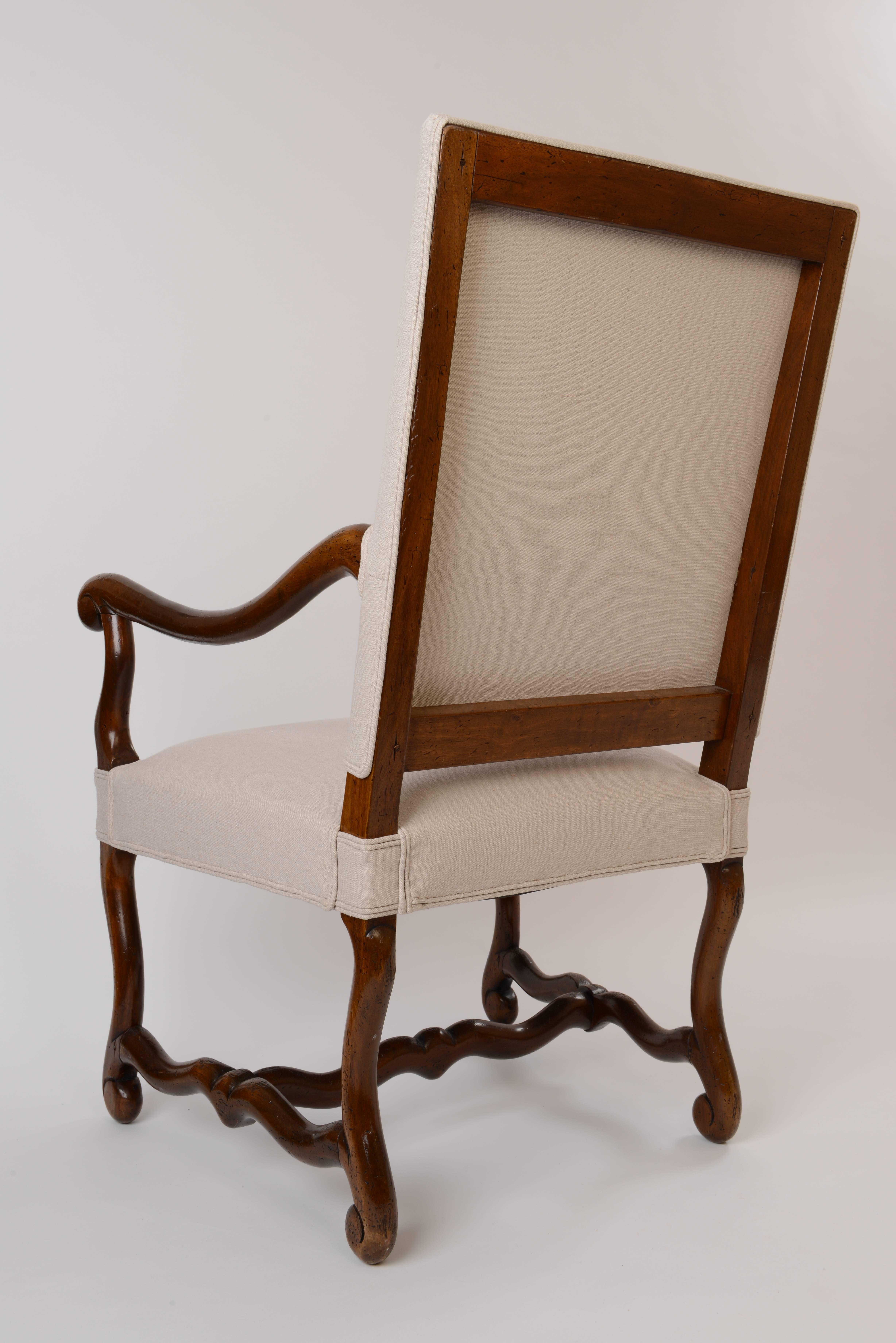 18th Century, French Os de Mouton Armchair in Walnut and Belgian Linen In Excellent Condition In Jesteburg, DE
