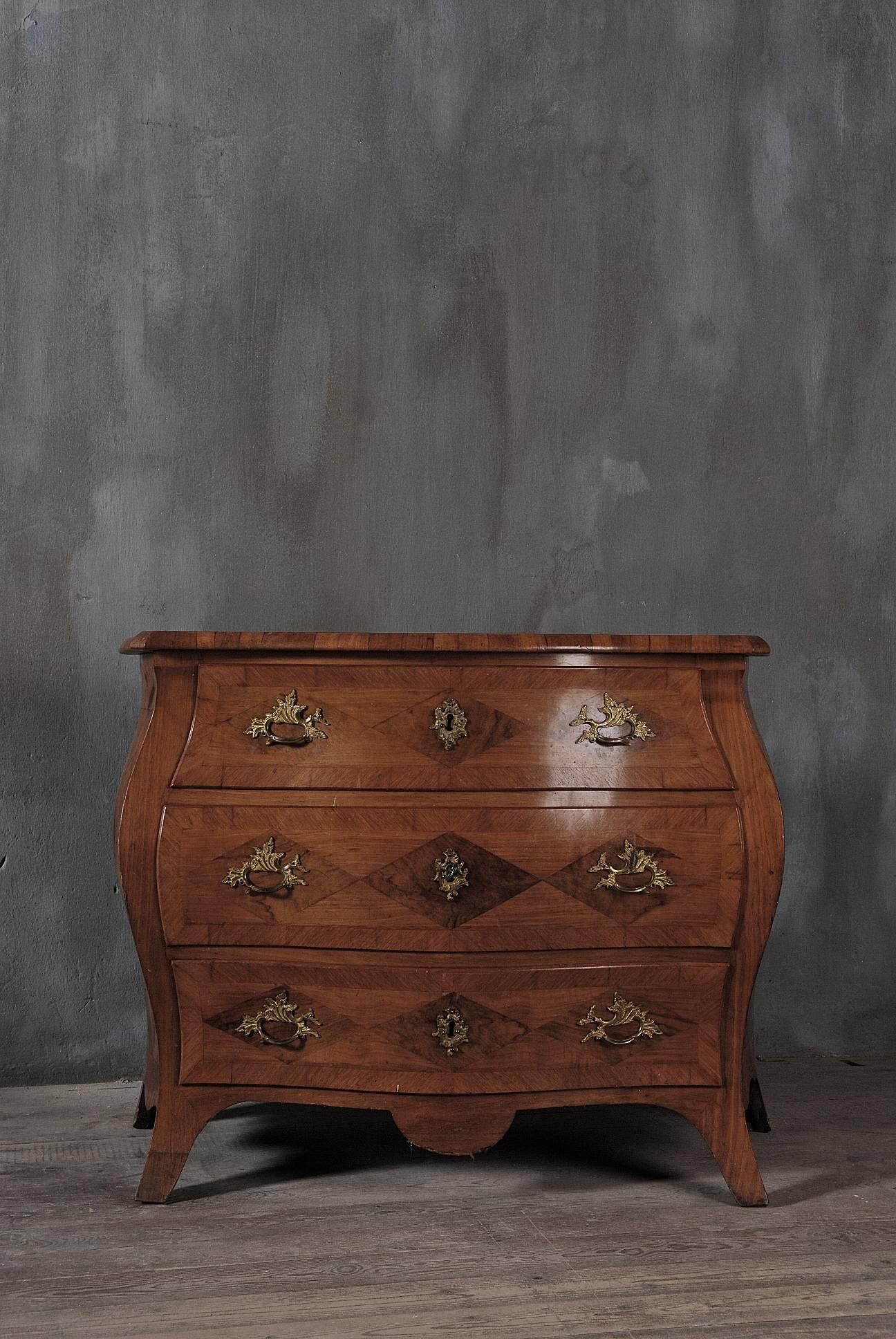 A beautiful and rare "Bombée" chest of drawers in original condition, made in Stockholm ca 1750.
A moulded serpentine rectangular top above three long drawers,  shaped apron, on splayed legs .

A spectacular piece that would make a