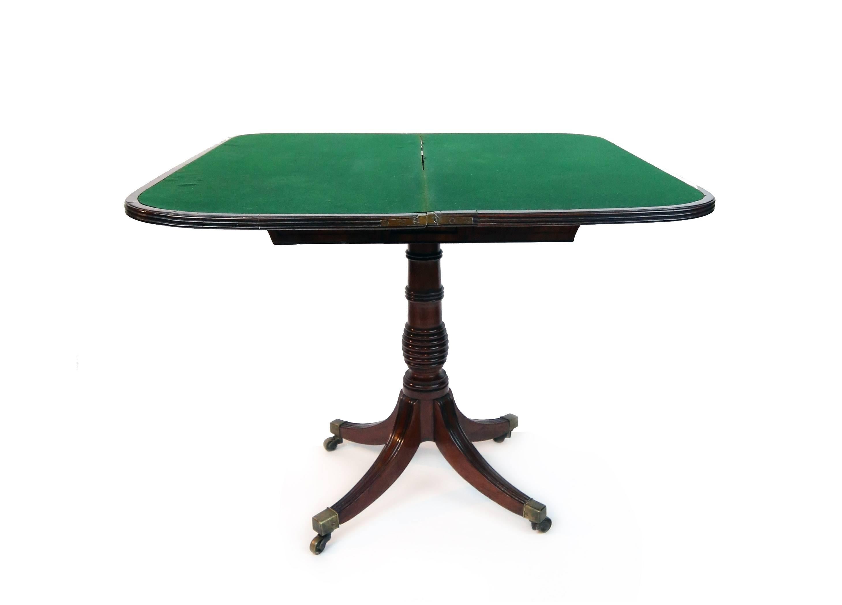 Table de poker William IV du début du XIXe siècle avec incrustation d'ébène et piédestal tourné en vente 1