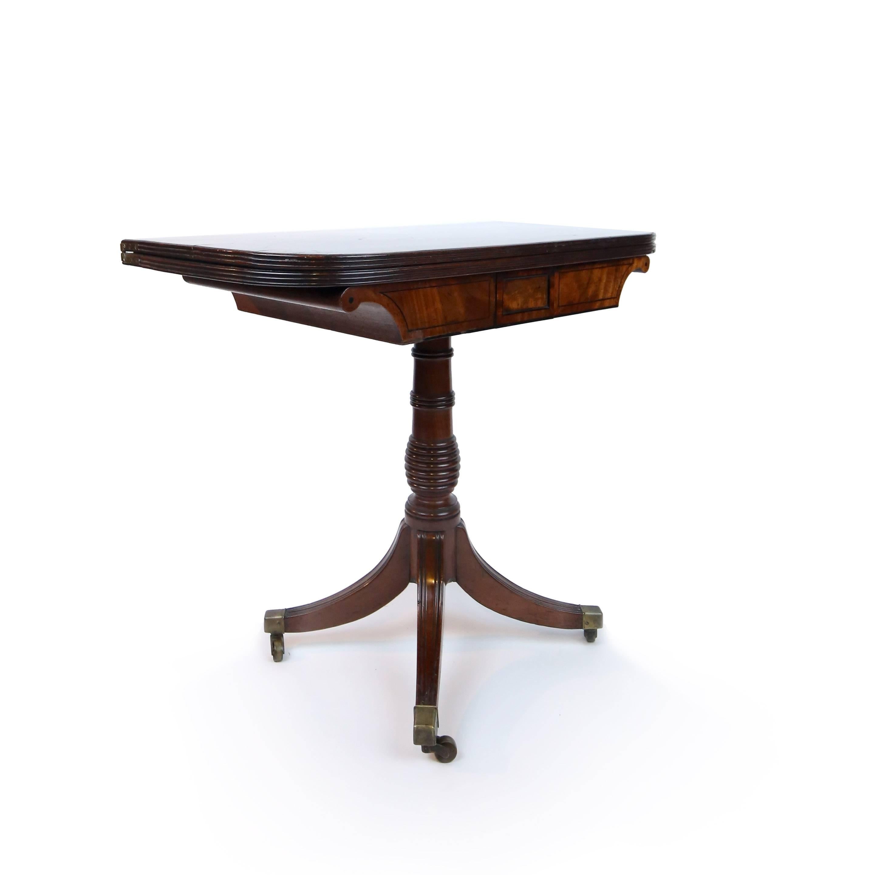 Ébène Table de poker William IV du début du XIXe siècle avec incrustation d'ébène et piédestal tourné en vente