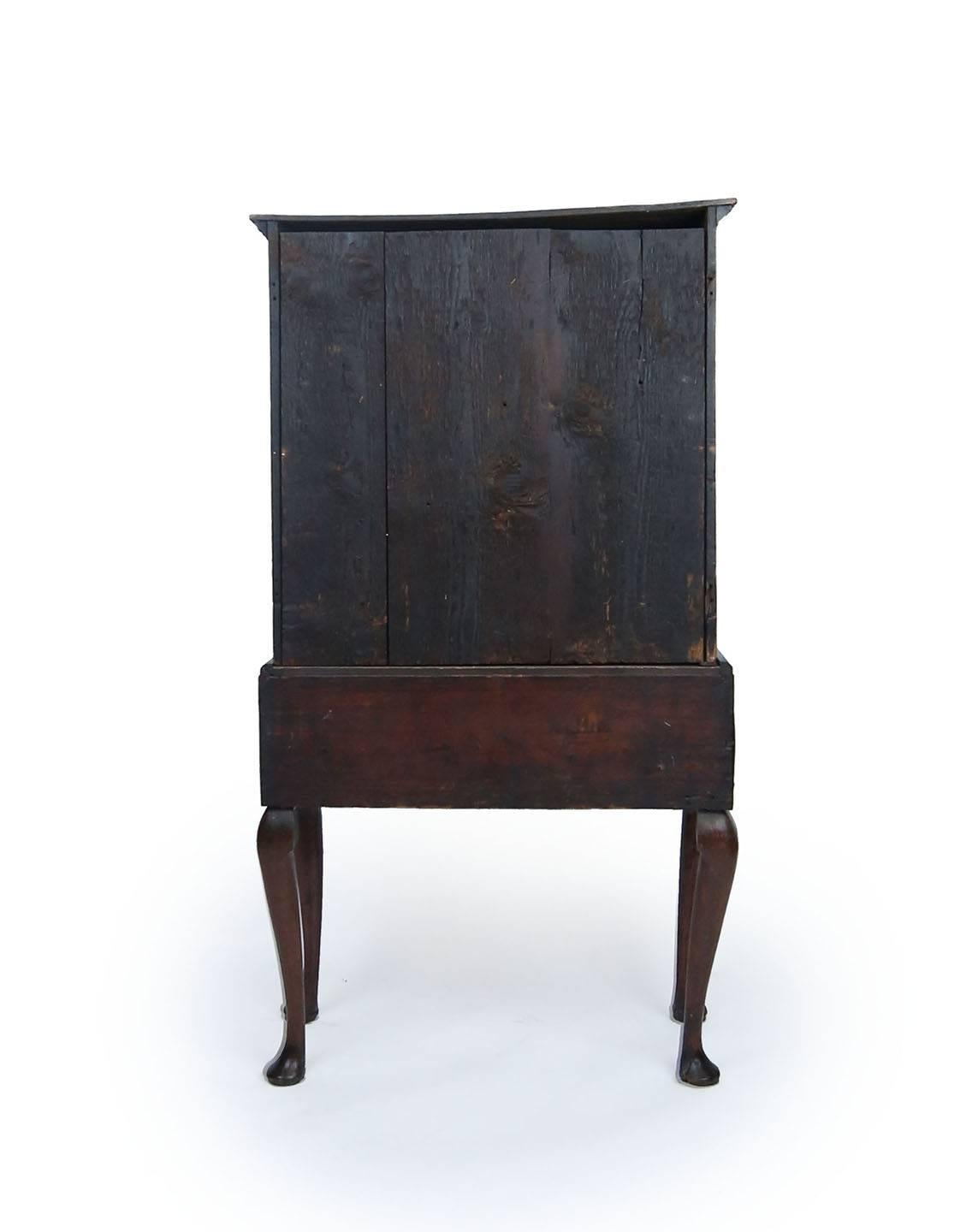 Début du XVIIIe siècle Petite commode haute géorgienne en noyer du début du 18ème siècle en vente