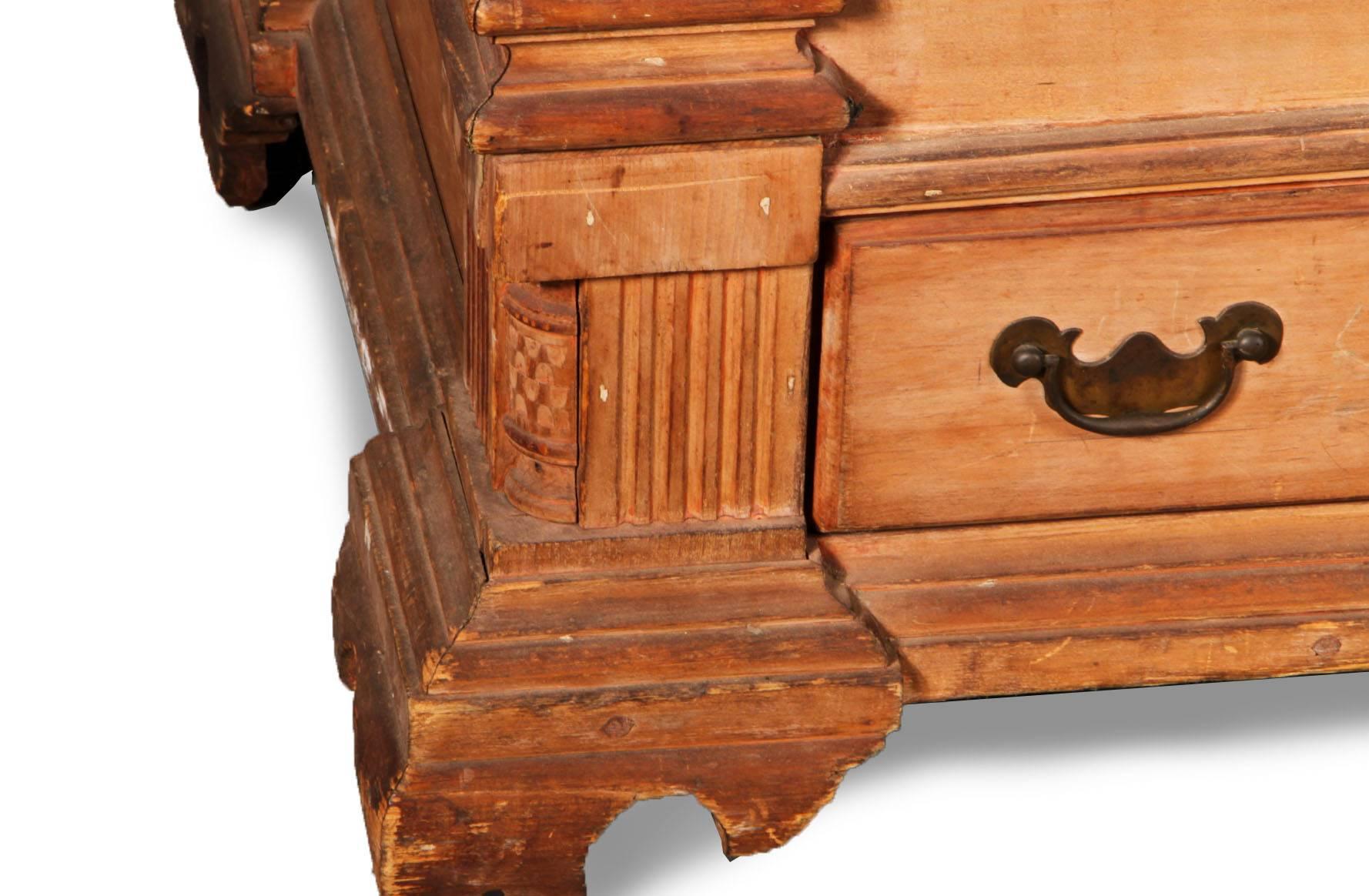 Mid-18th Century American Colonial Chest, Signed and Dated 1746 In Good Condition In Brooklyn, NY