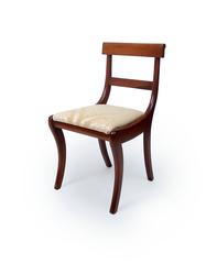 Coppia di sedie Regency Klismos in mogano del primo Novecento con damasco dorato