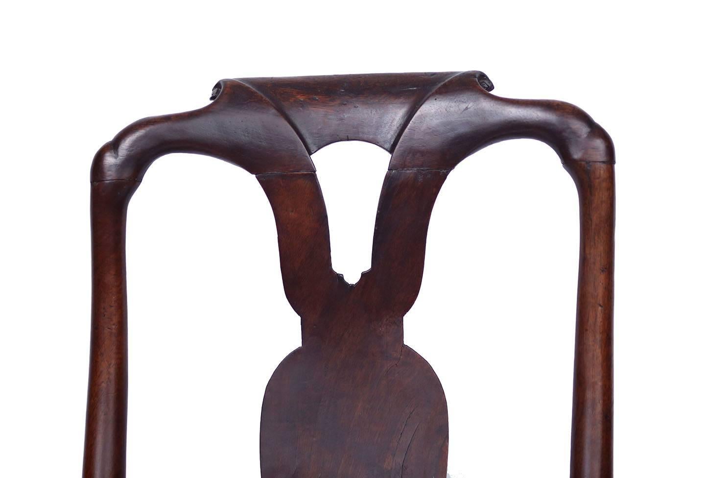 Early 18th Century Queen Anne Walnut Side Chair in Olive Velvet In Excellent Condition In Brooklyn, NY