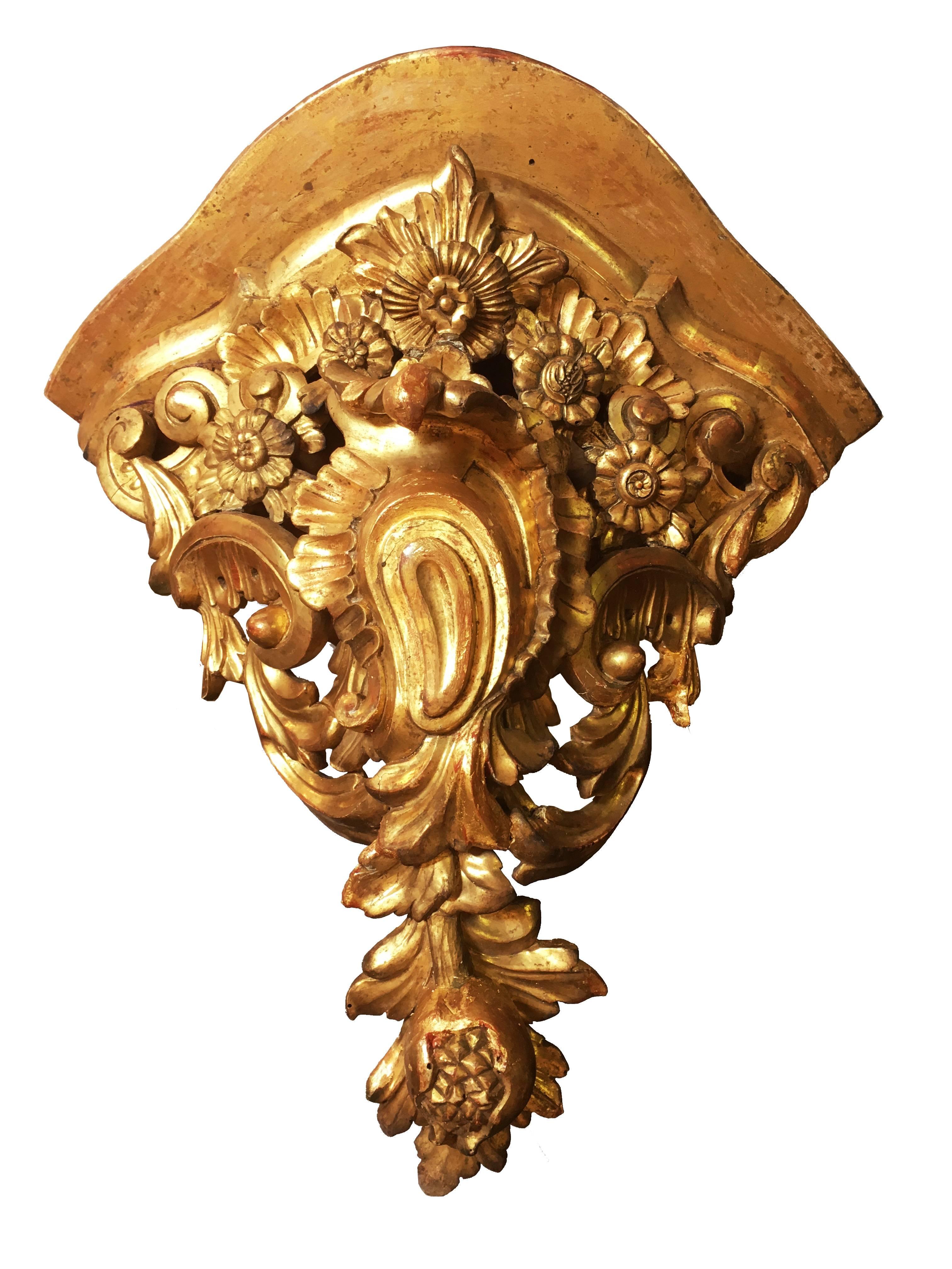 Paar große vergoldete Eckbeschläge aus der Mitte des 18. Jahrhunderts im Stil des Rokoko (Englisch) im Angebot
