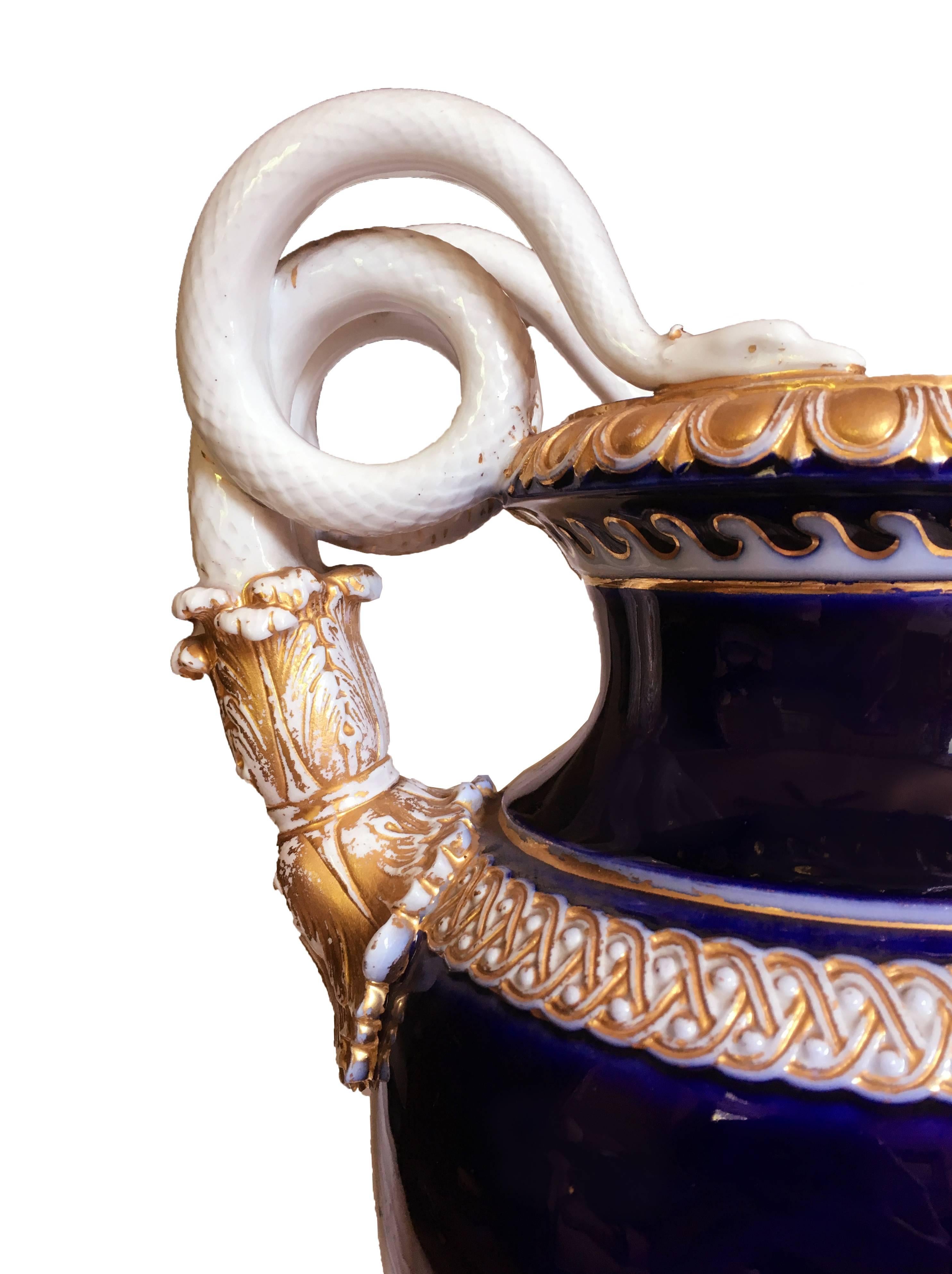 Allemand Urne néoclassique du milieu du XIXe siècle en cobalt et doré en vente