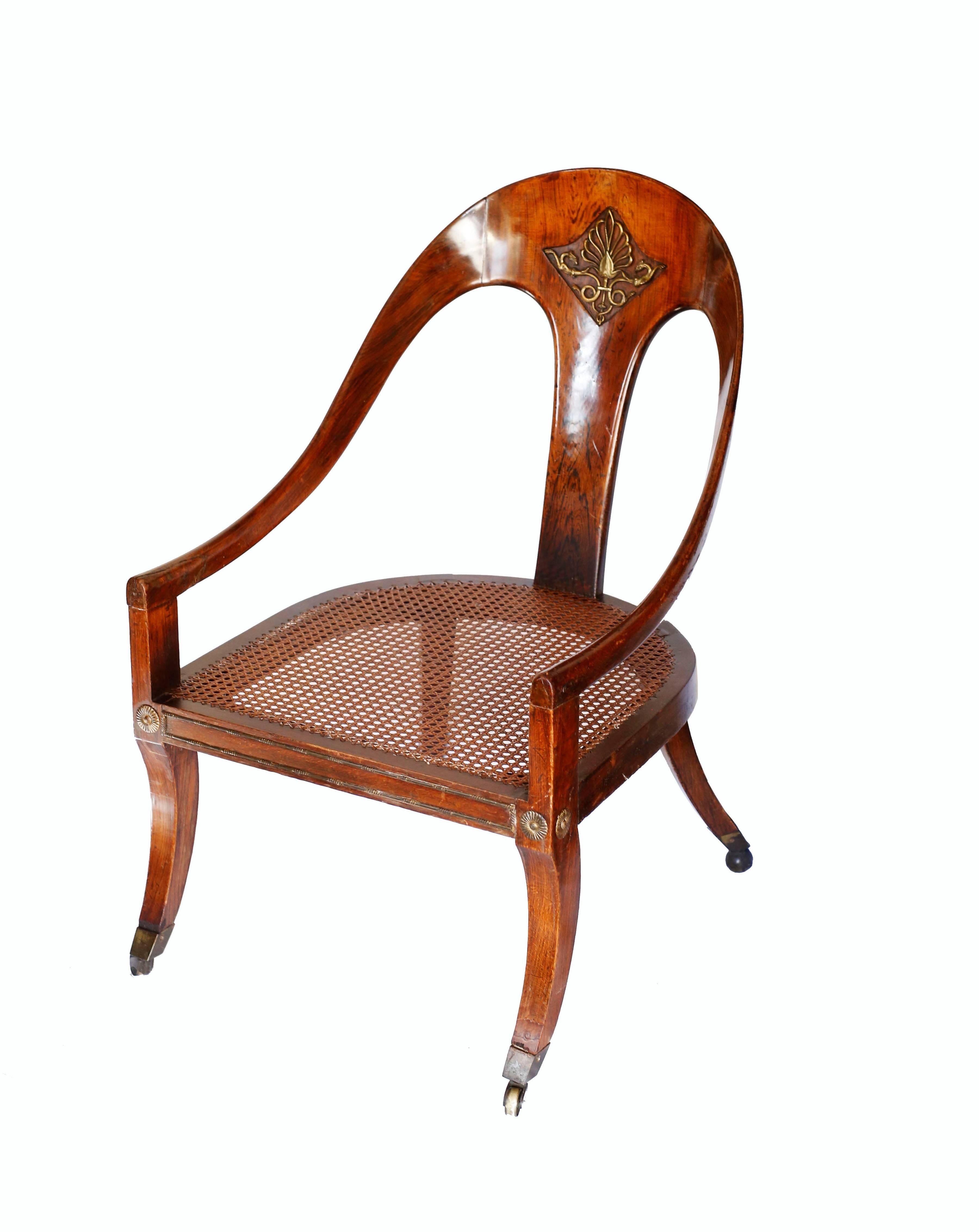 An fine faux bois rosewood spoon or Roman chair, inset with lacquered and brass center splat ormolu detail with anthemion and griffin pair, a suite of furniture at Chatsworth House also bears the same gilt details. Saber legs are decorated on the