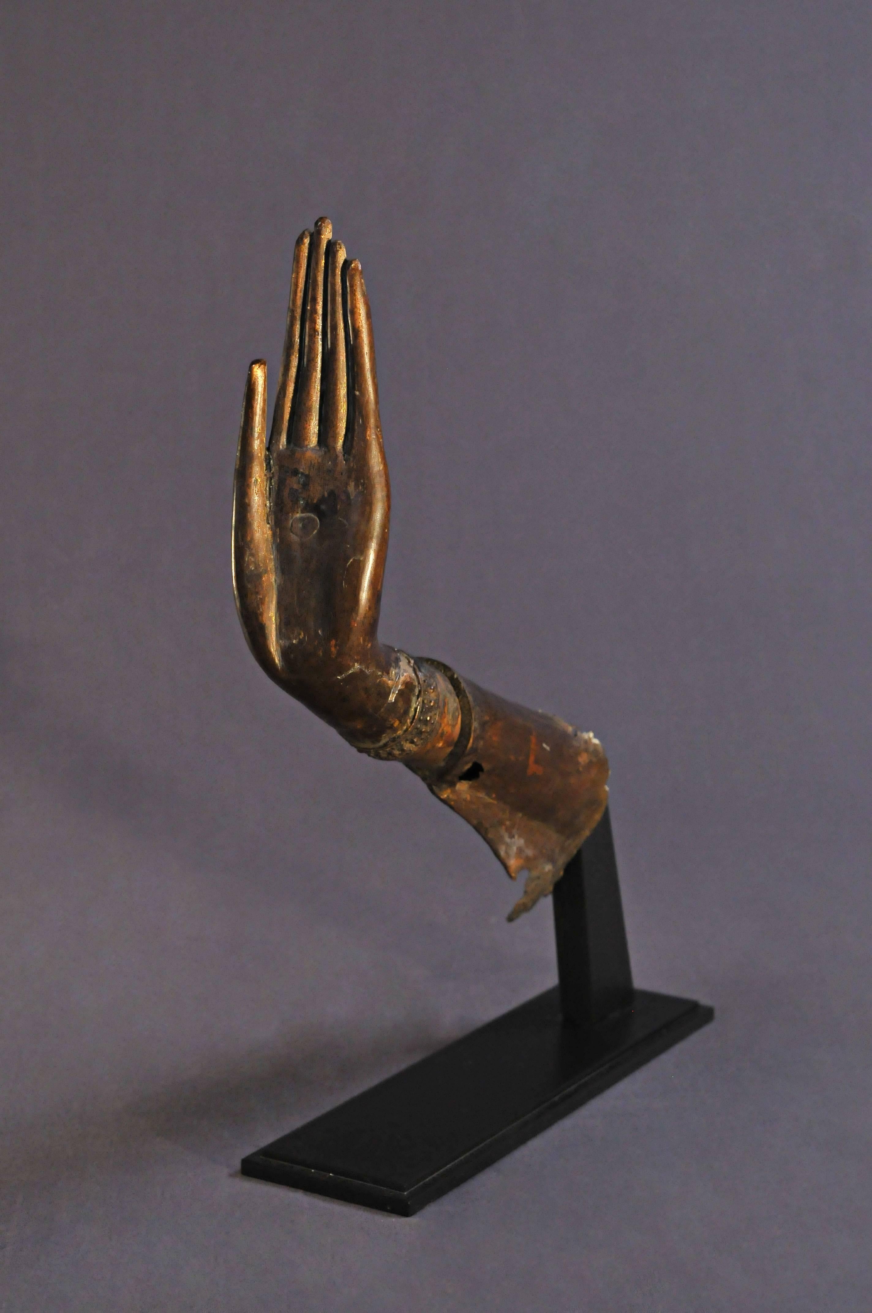 Buddhist iconography gives each gesture a symbolic value that recalls an important episode in the life of the Master. This hand evokes one of the ritual gestures most frequently represented, that of 