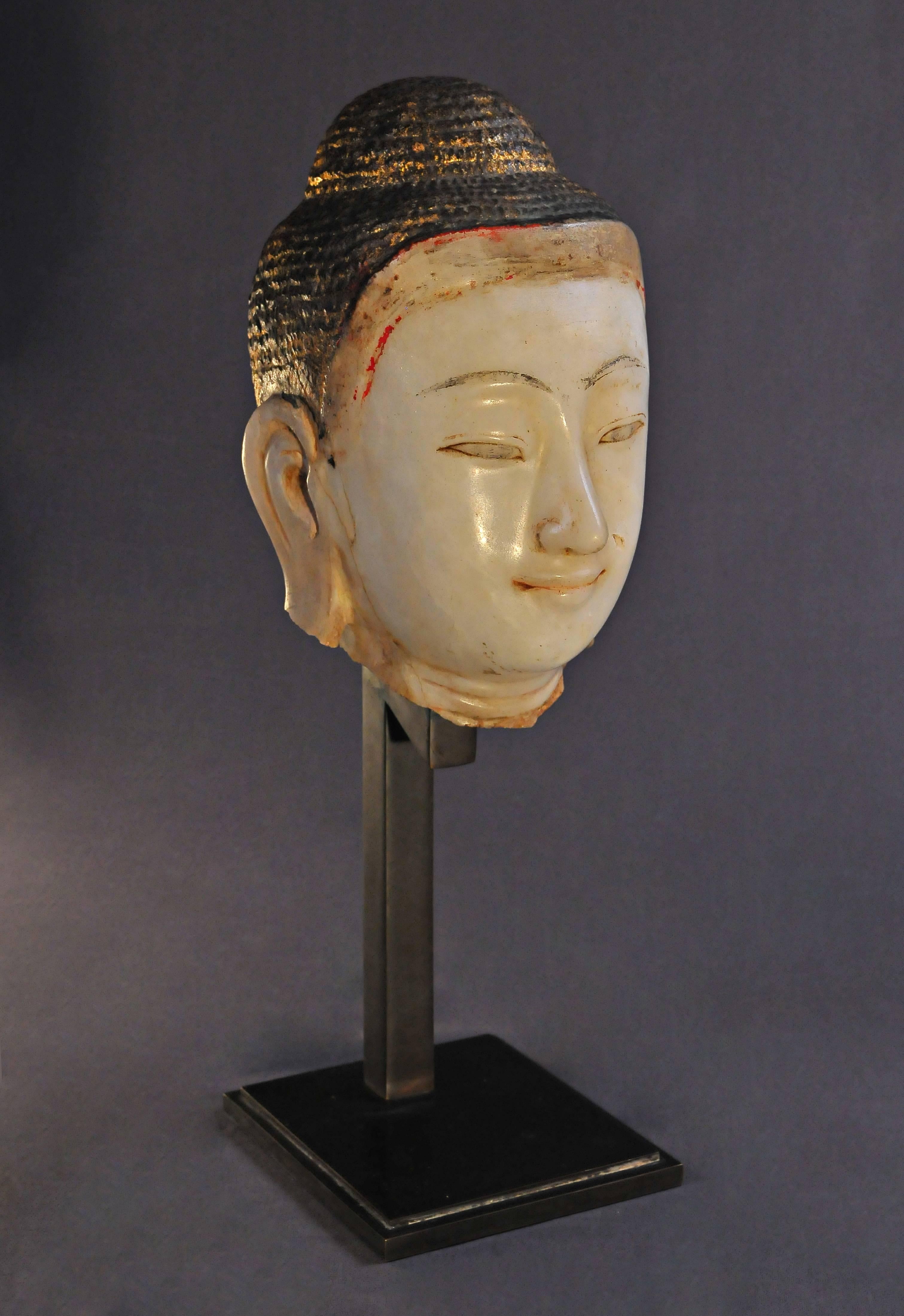 Albâtre XIXe siècle, tête de Bouddha en albâtre et laque, période Mandalay, art de la Birmanie en vente