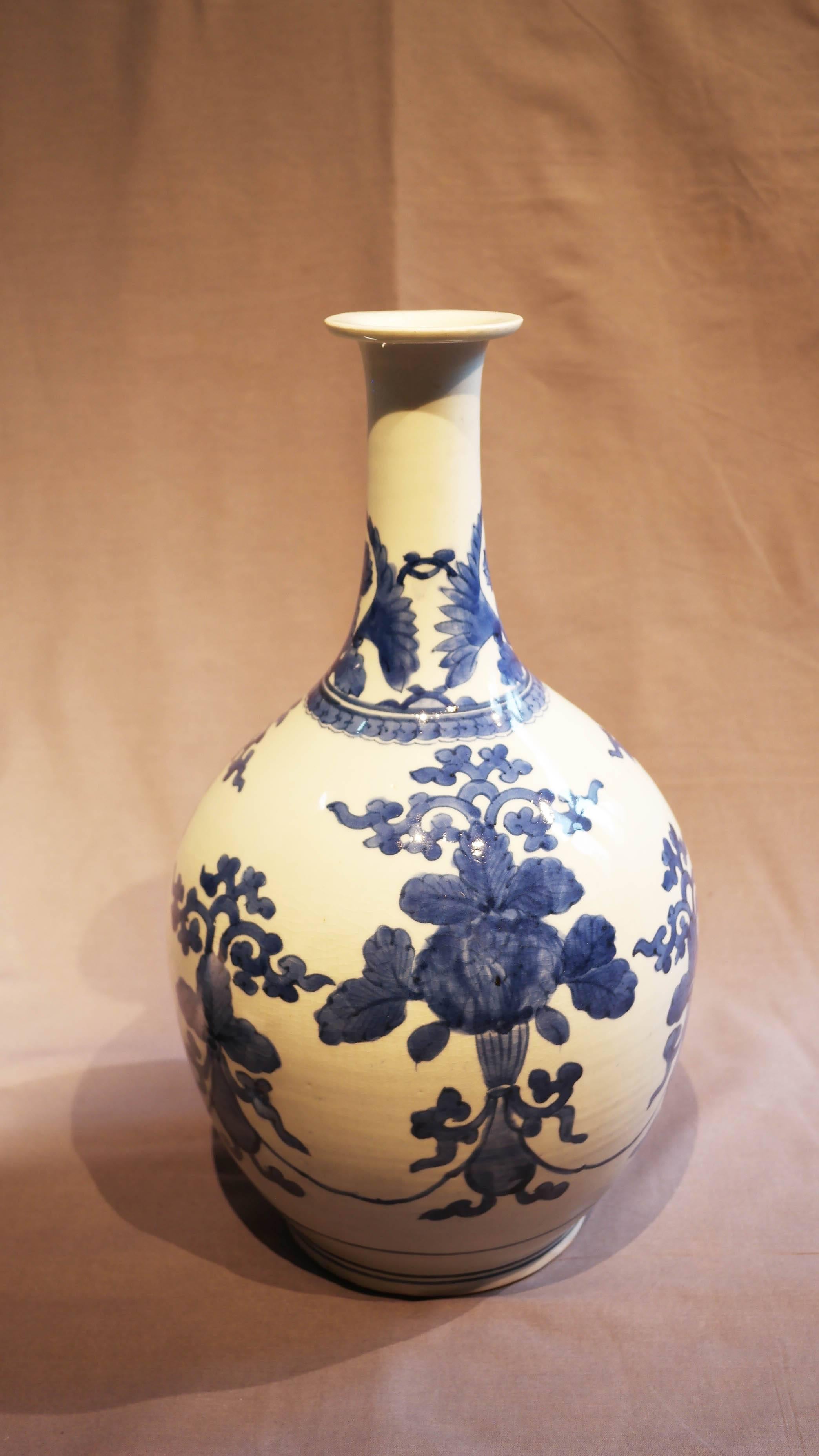 Mid-19th Century, Imari Sake Vase, white and blue, Edo Period, Art of Japan In Good Condition For Sale In Central Hong-Kong, HK