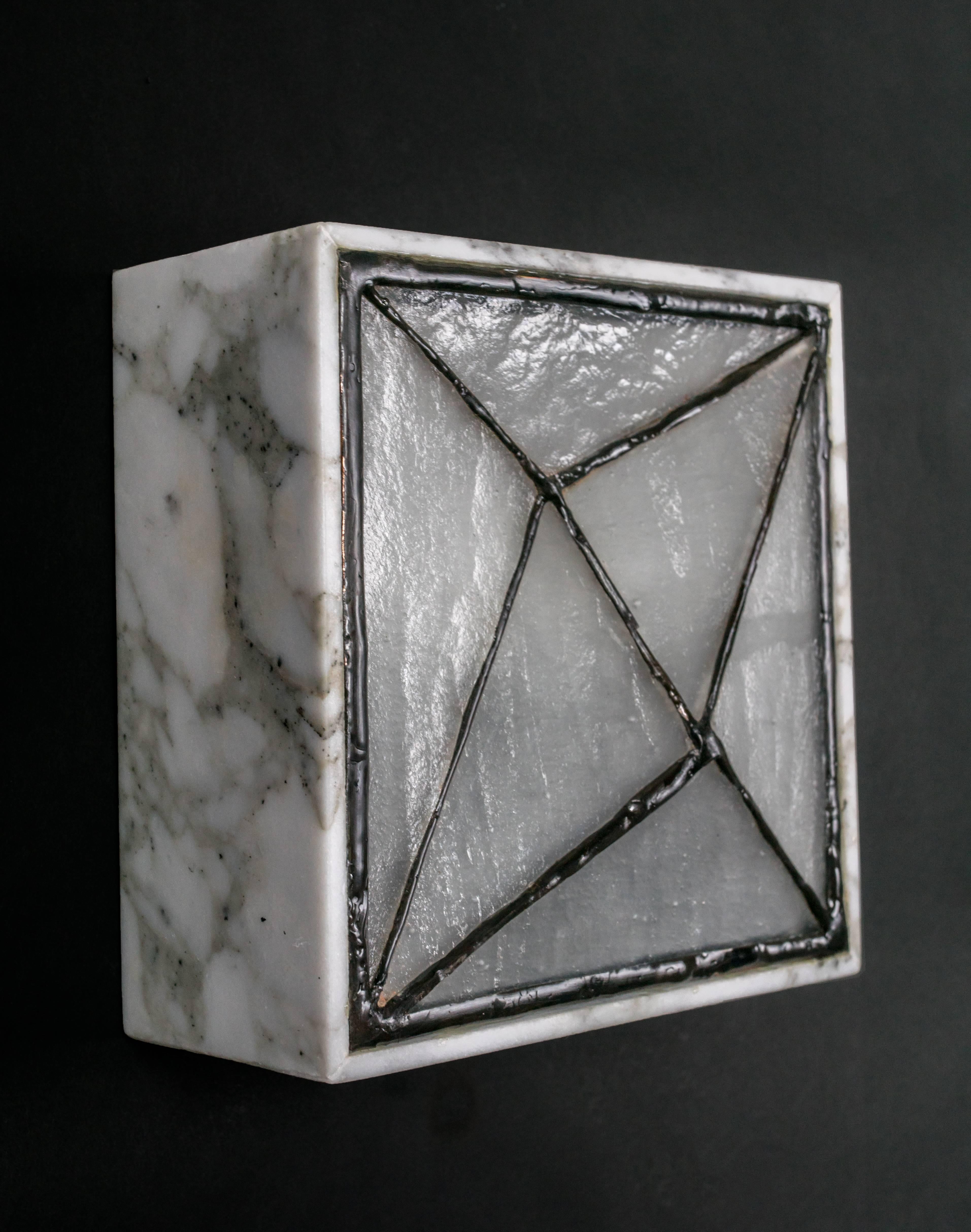 Edelstein Edelstein_Stone V.3, Zeitgenössischer Wandleuchter aus Glas und Marmor von Kalin Asenov (Stein)