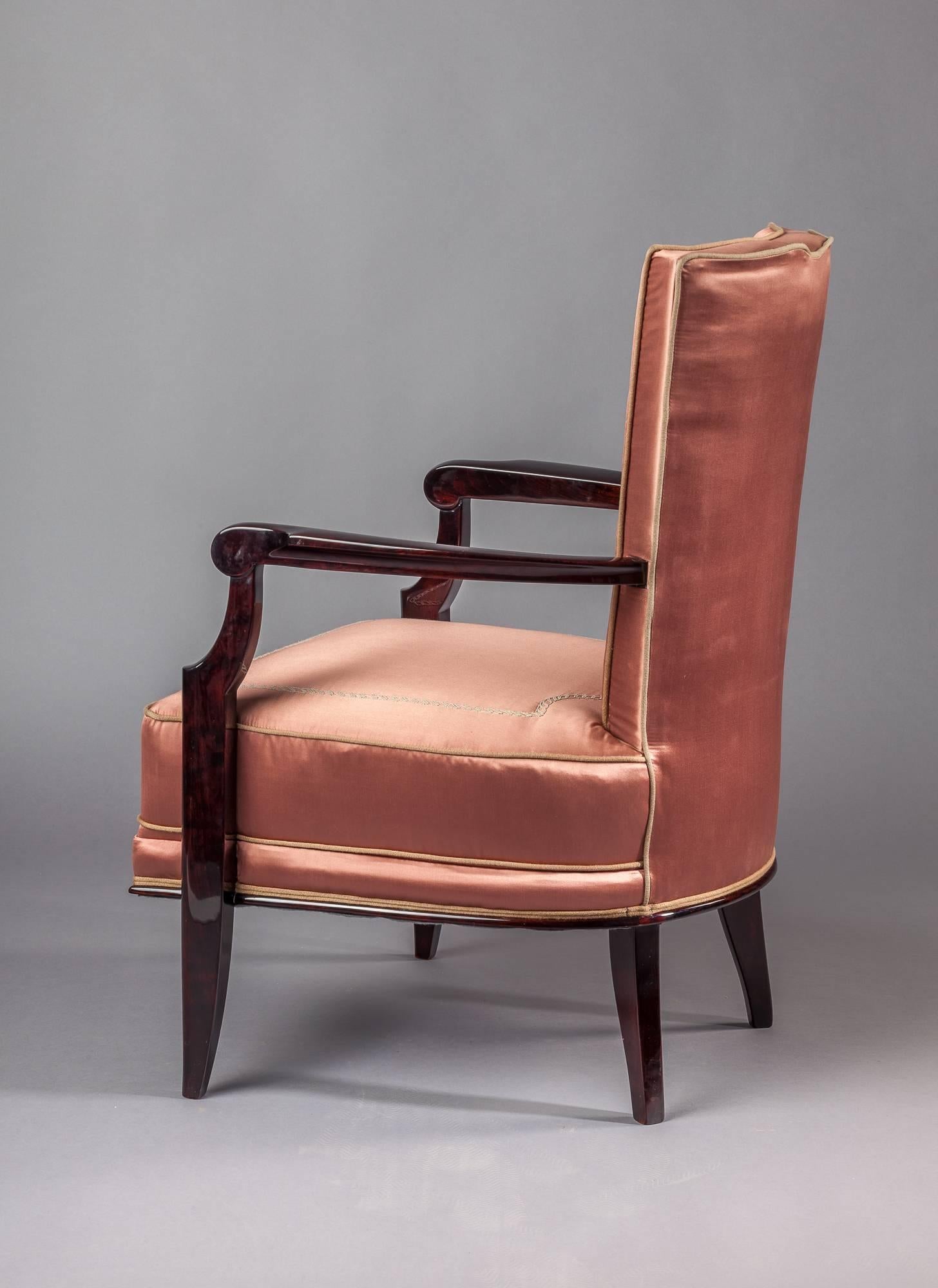 Rare fauteuil Art Déco qui provient d'un paquebot français. Magnifiquement tapissé d'un tissu en soie décoré d'une élégante broderie qui est un remake exact de l'original.