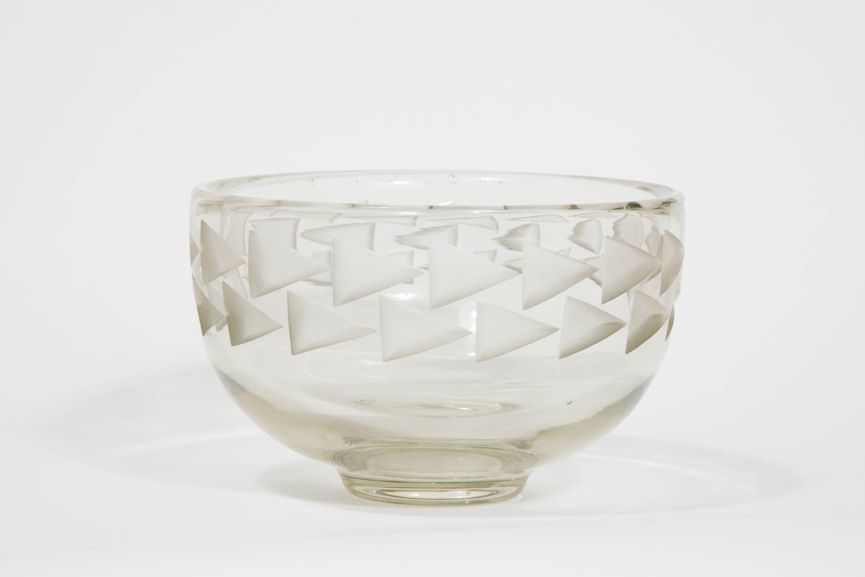 Elegant acid etched glass bowl by French designer Jean Luce (1895-1964)
member of the legendary and important movement UAM (the French Union of Modern Artists).