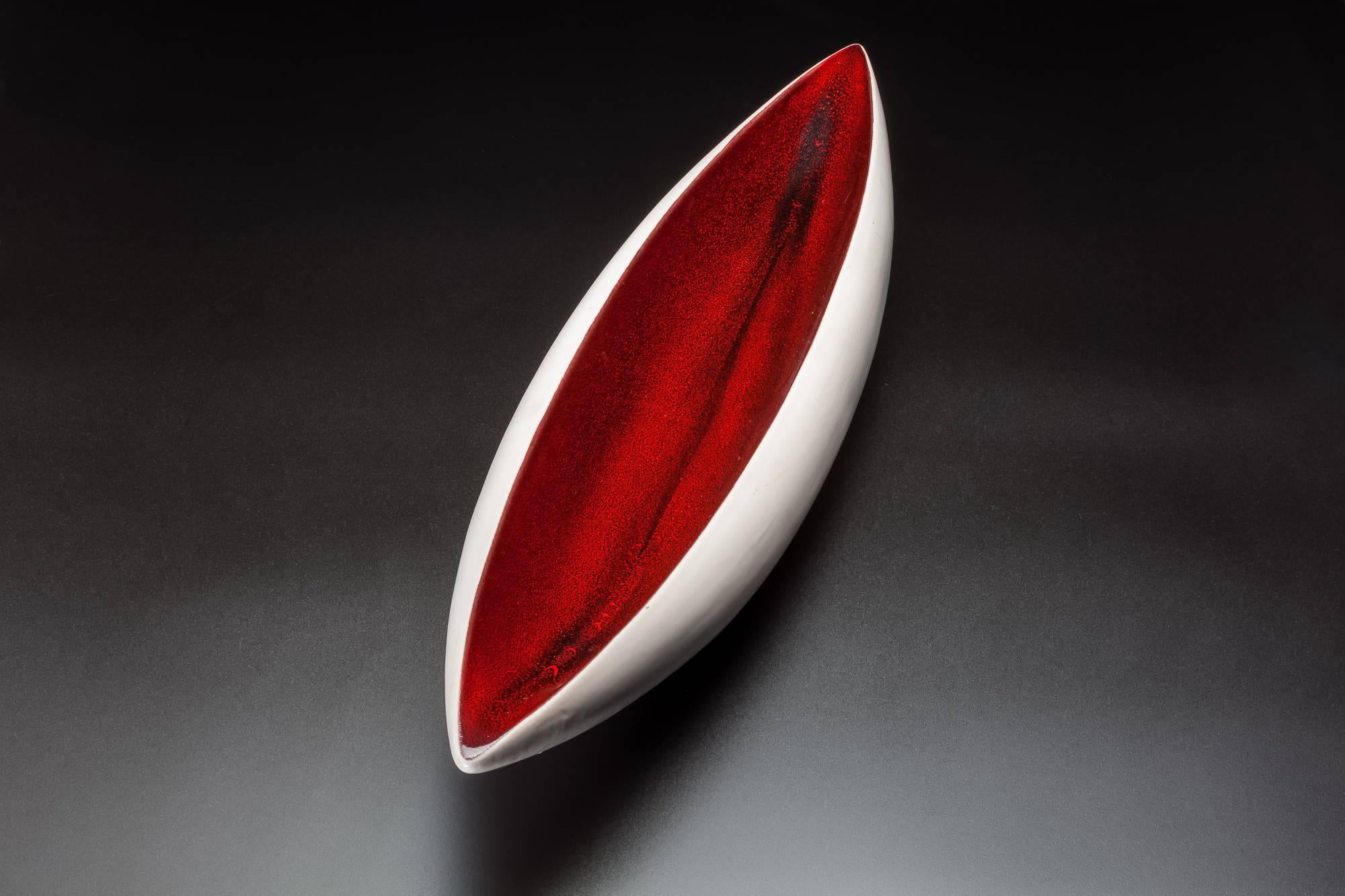 Important ceramic canoe shaped bowl by very famous French artist Pol Chambost (1906 - 1983) with red enamel interior and white enamel exterior.
Incised signature, numbered: 
