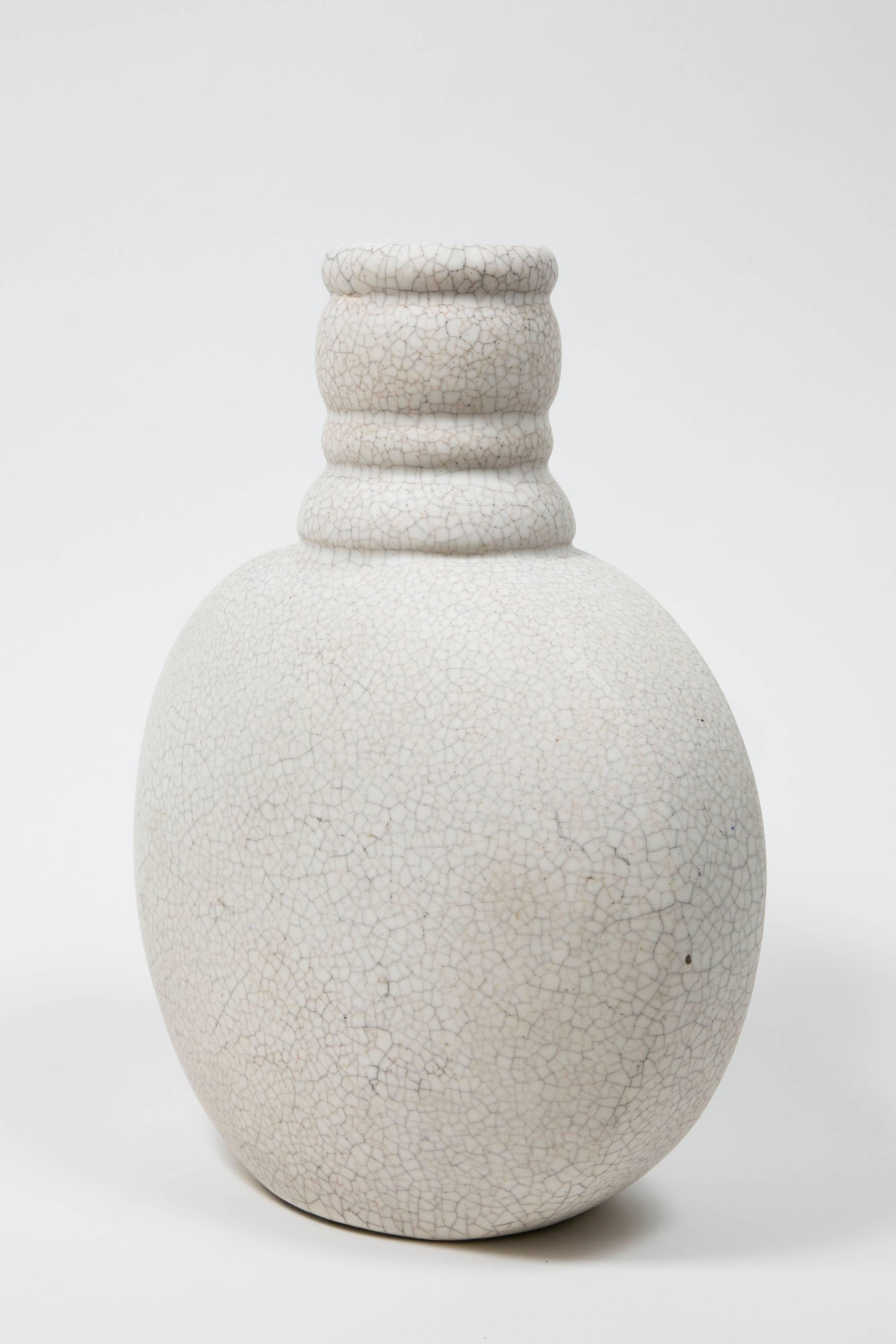 Französische weiße Craquelé-Vase von Charlotte Chauchet (1878-1964)
für  Atelier Primavera im Printemps 
Unterzeichnet: Primavera, Frankreich,
nummeriert.