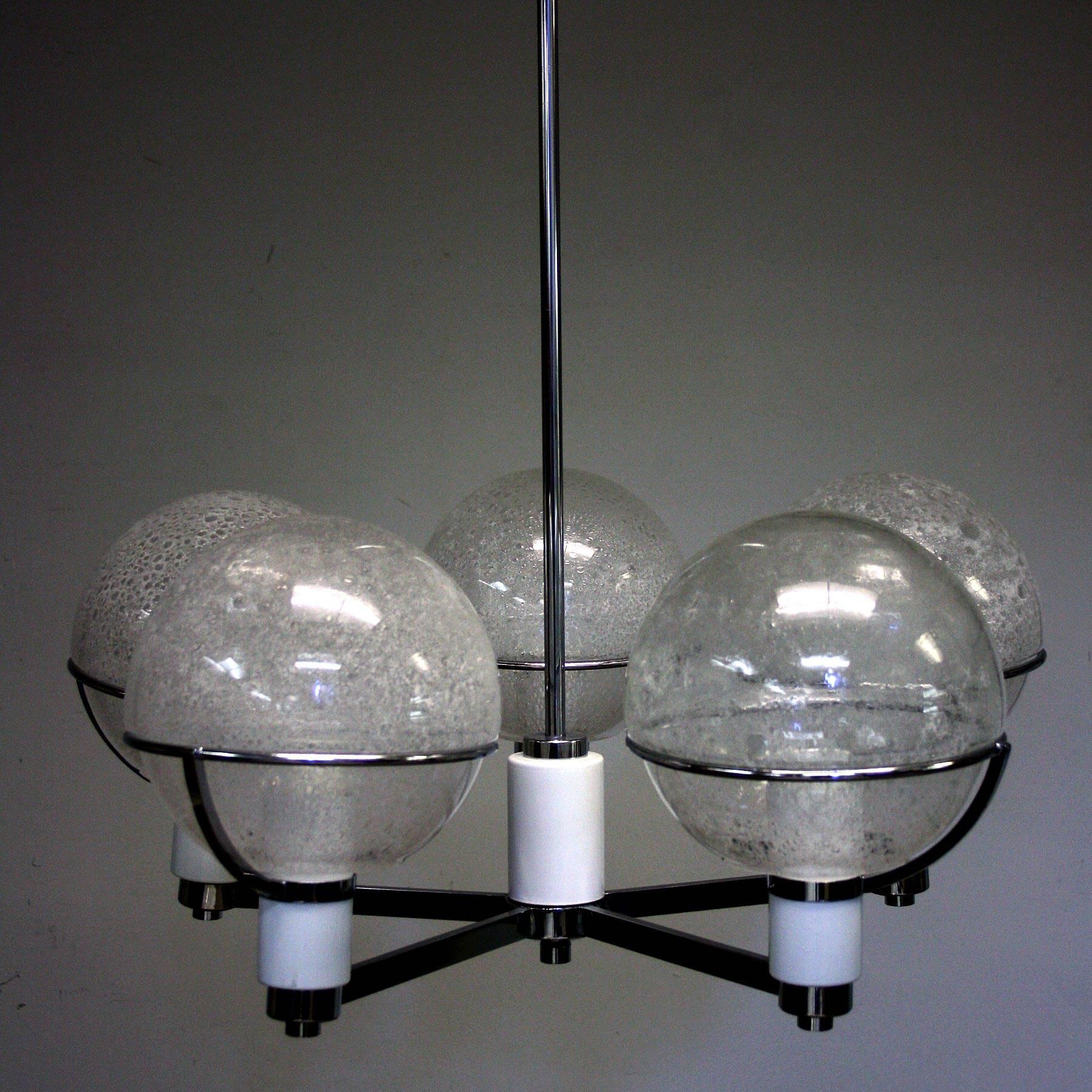 Vintage Mid-Century chandelier by Sergio Mazza, circa 1960s.

White and chrome frame holding five Murano glass balls.