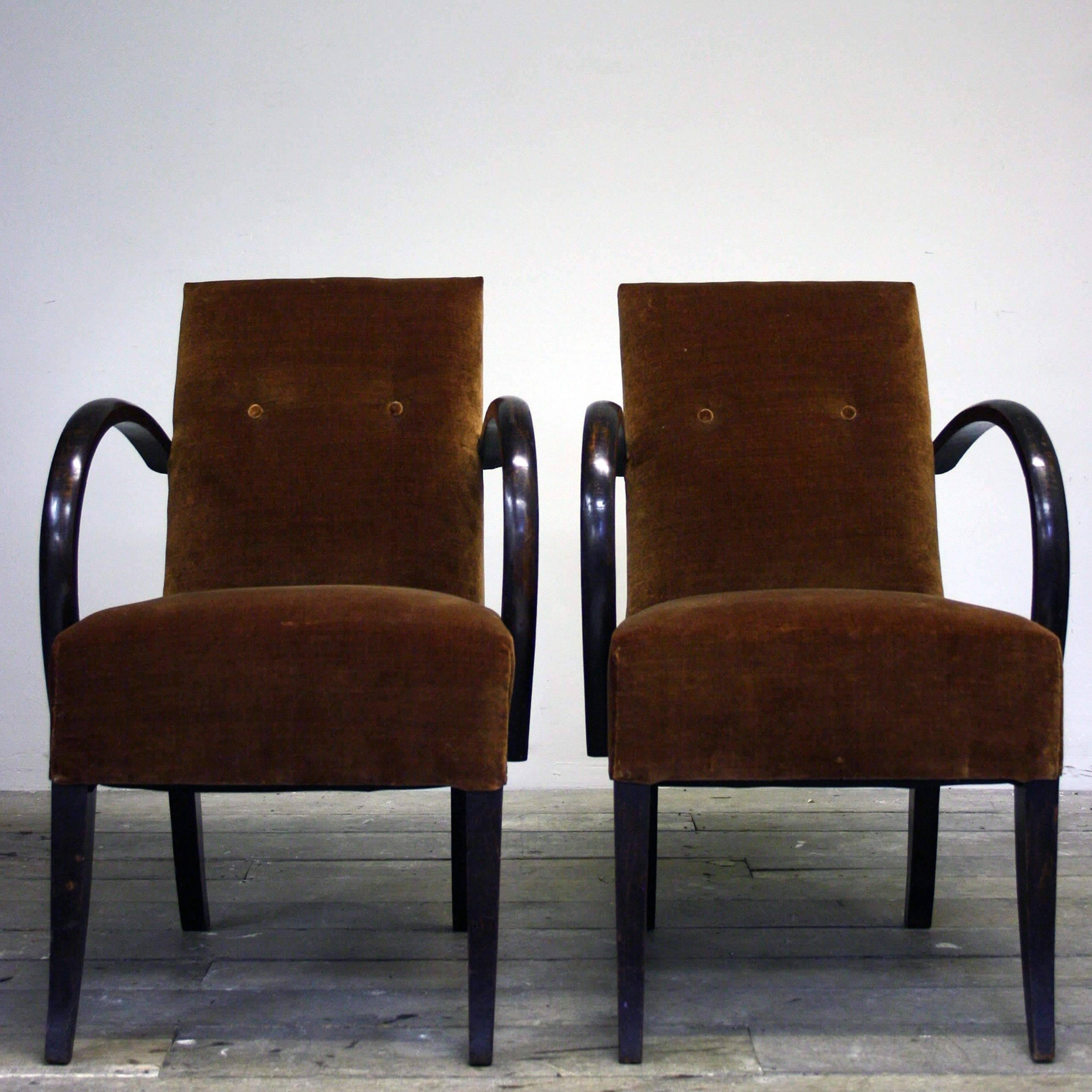 Very smart pair of buttoned back open armchairs from the mid-20th century reupholstered in high quality brown velvet. These chairs are very comfy and extremely stylish with over exaggerated curved arms and back.

Additional dimensions: Armrest