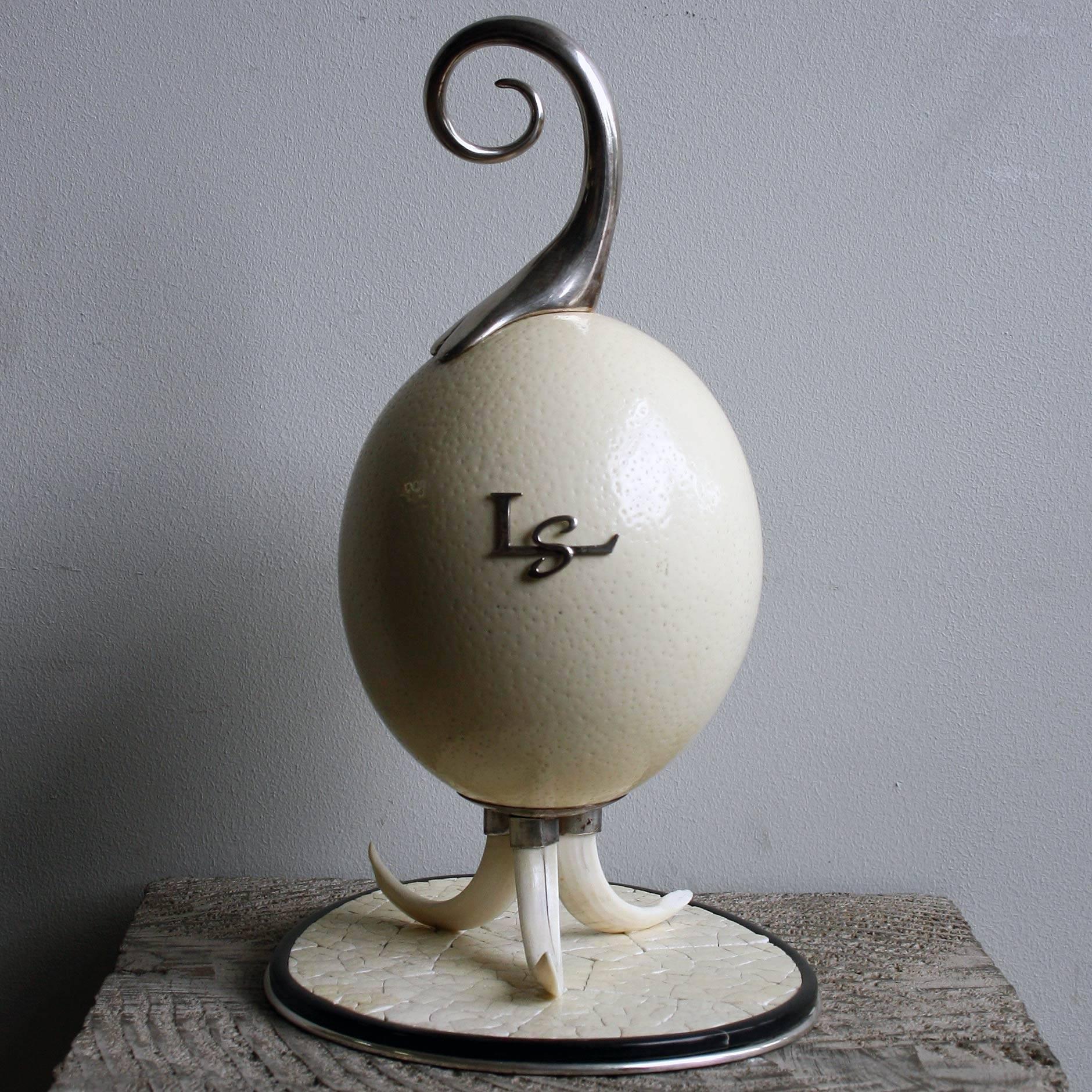 Grande-Bretagne (UK) Sculpture d'œuf d'autruche de Glyn Lockett en vente