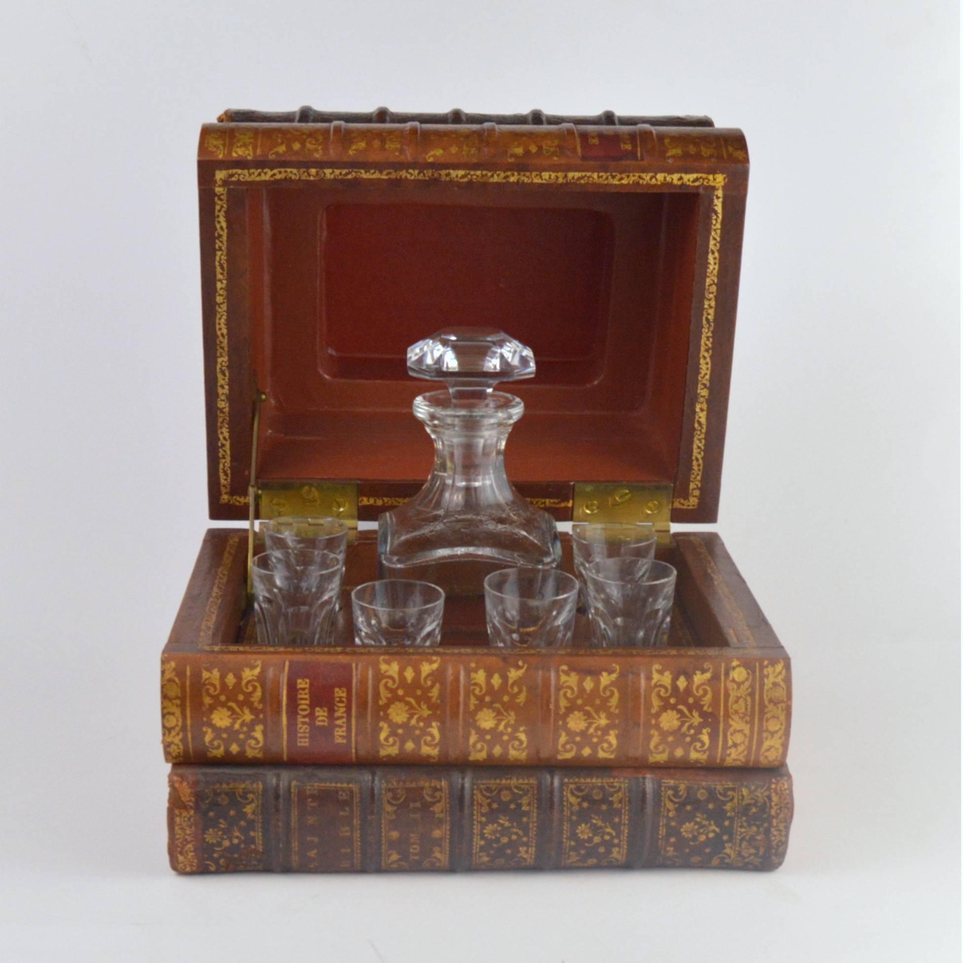 French book shaped liquor leather box with Baccarat glass.
Box dimensions: 19 x 26 x 22 cm.