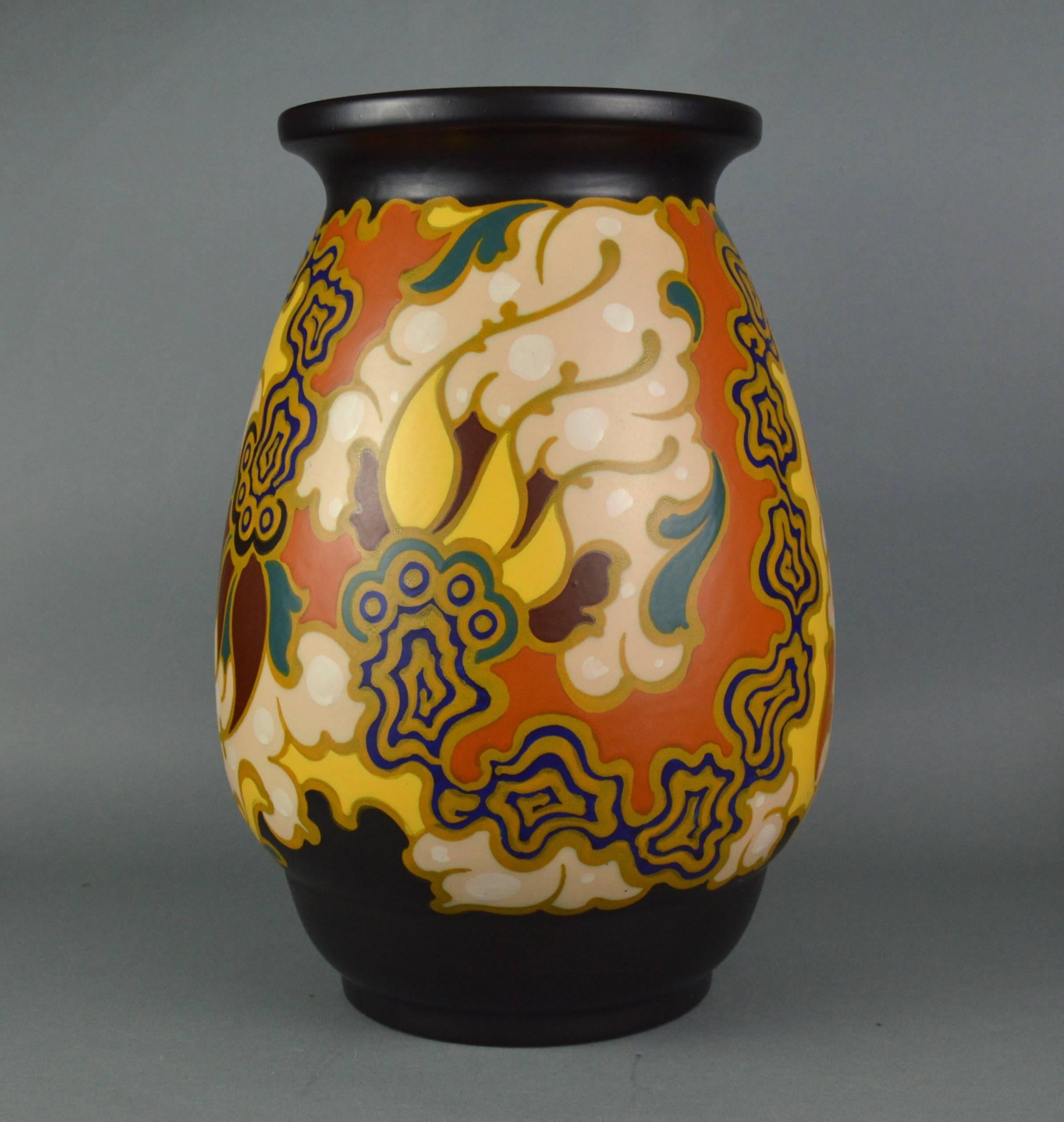 Large Hand-Painted Gouda Regina Floral Vase in 20th Century Design In Excellent Condition In Brussels, BE