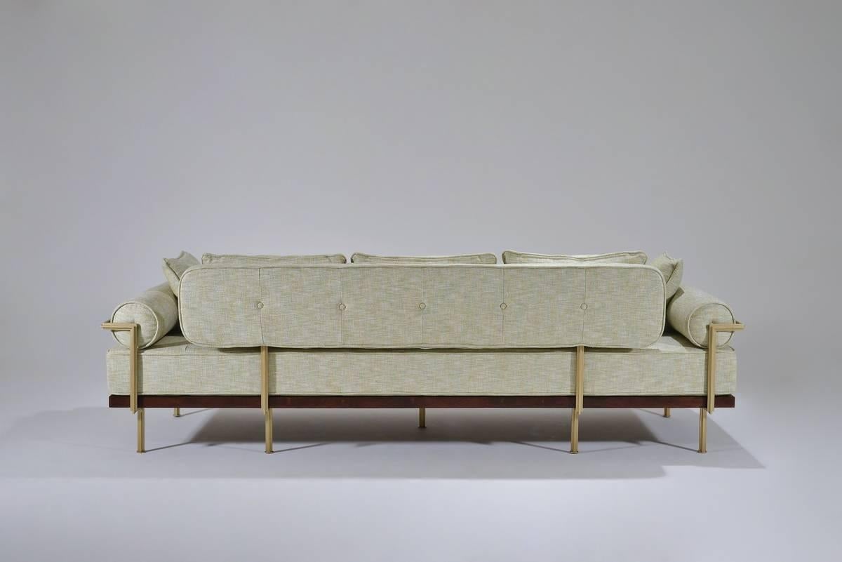 Maßgeschneidertes dreisitziges Sofa mit Messingrahmen aus aufgearbeitetem Hartholz von P.Tendercool (Thailändisch) im Angebot
